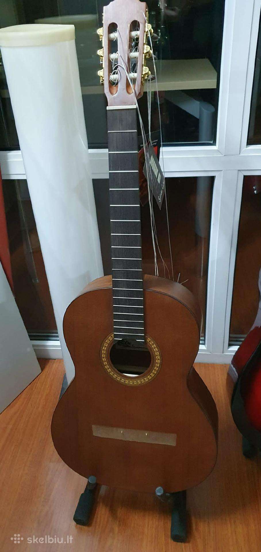 Parduodu naują gitarą Salvador Cortez su defektu