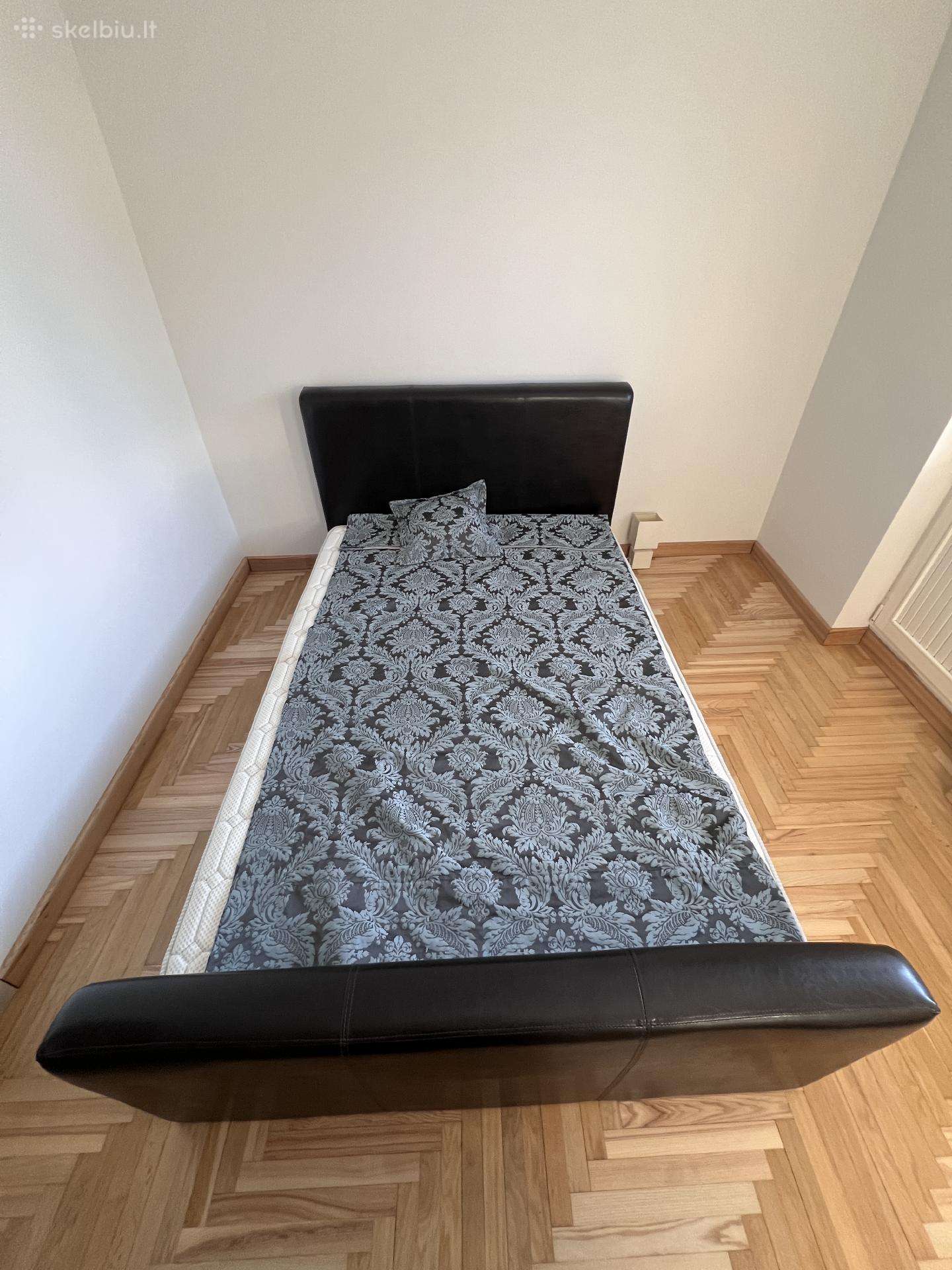 Miegamojo lova su čiužiniu