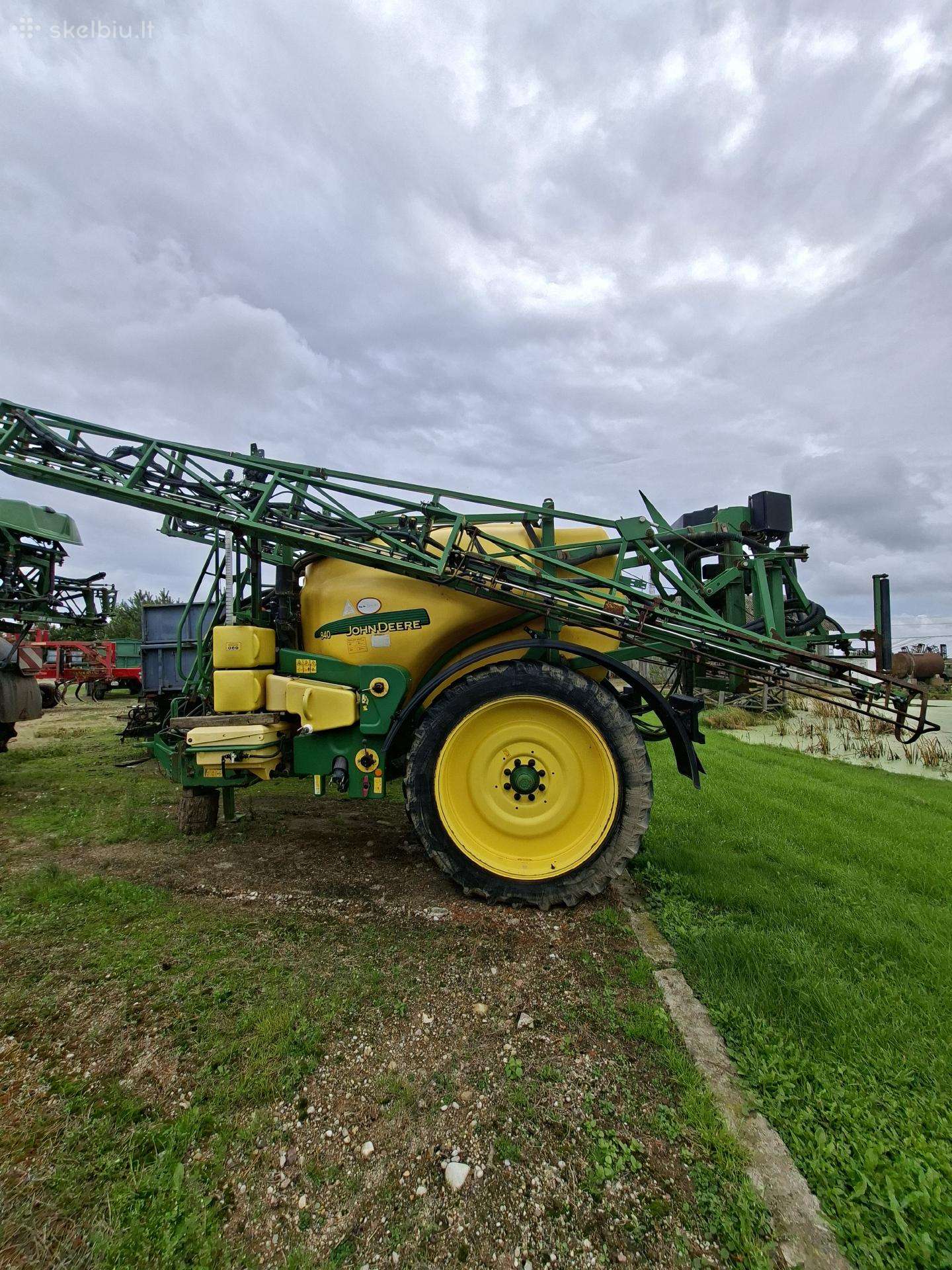 John Deere 840, sprayers