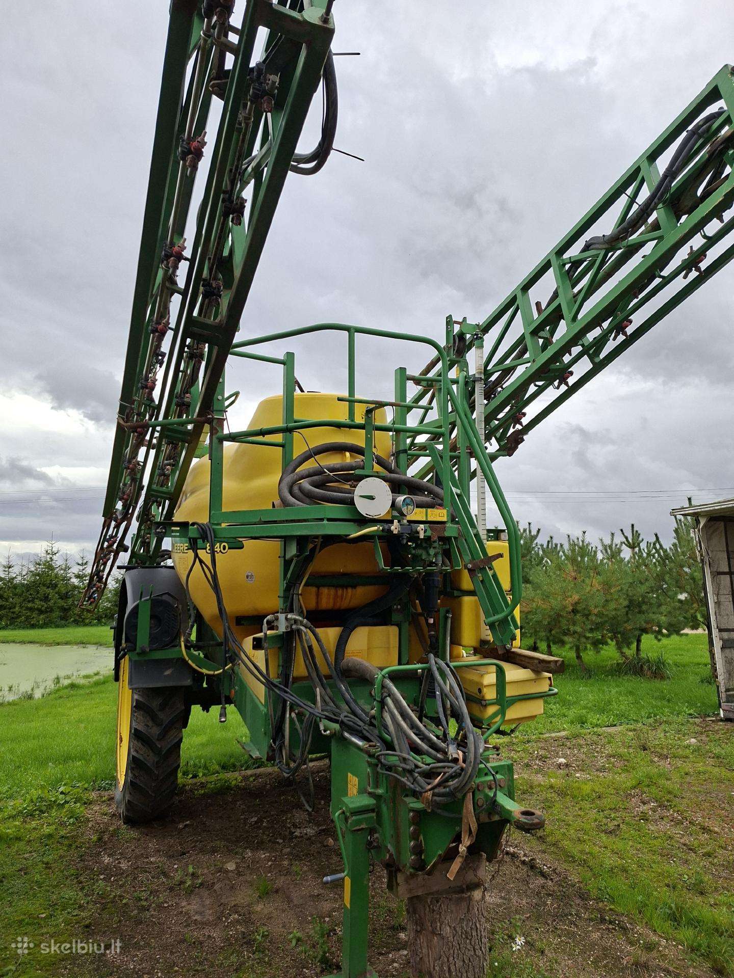 John Deere 840, sprayers