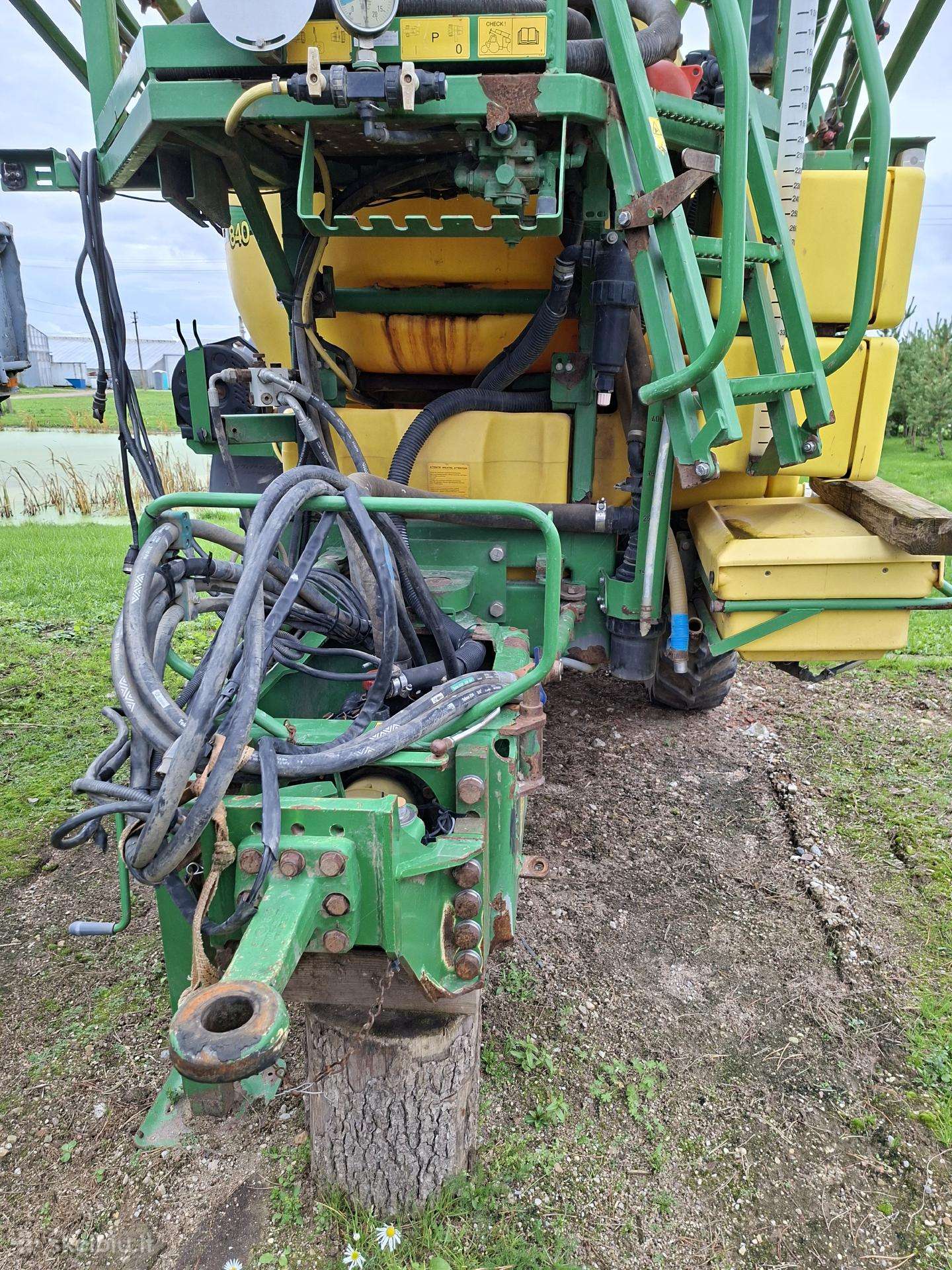 John Deere 840, sprayers