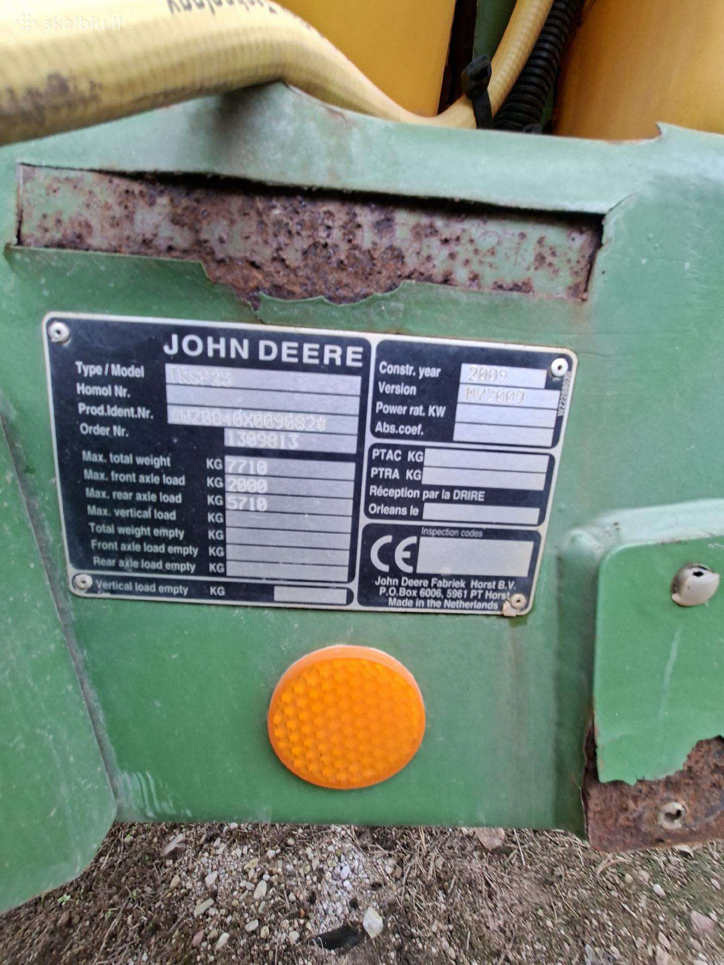 John Deere 840, sprayers