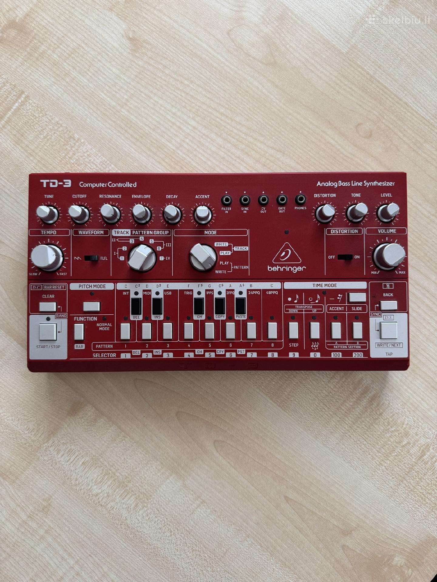Behringer Td-3 (raudonos spalvos)