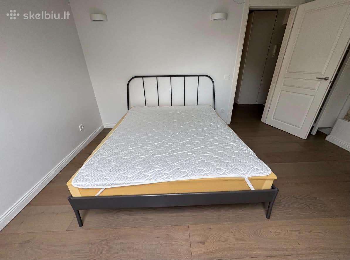 Metalinio karkaso lova su čiužiniu