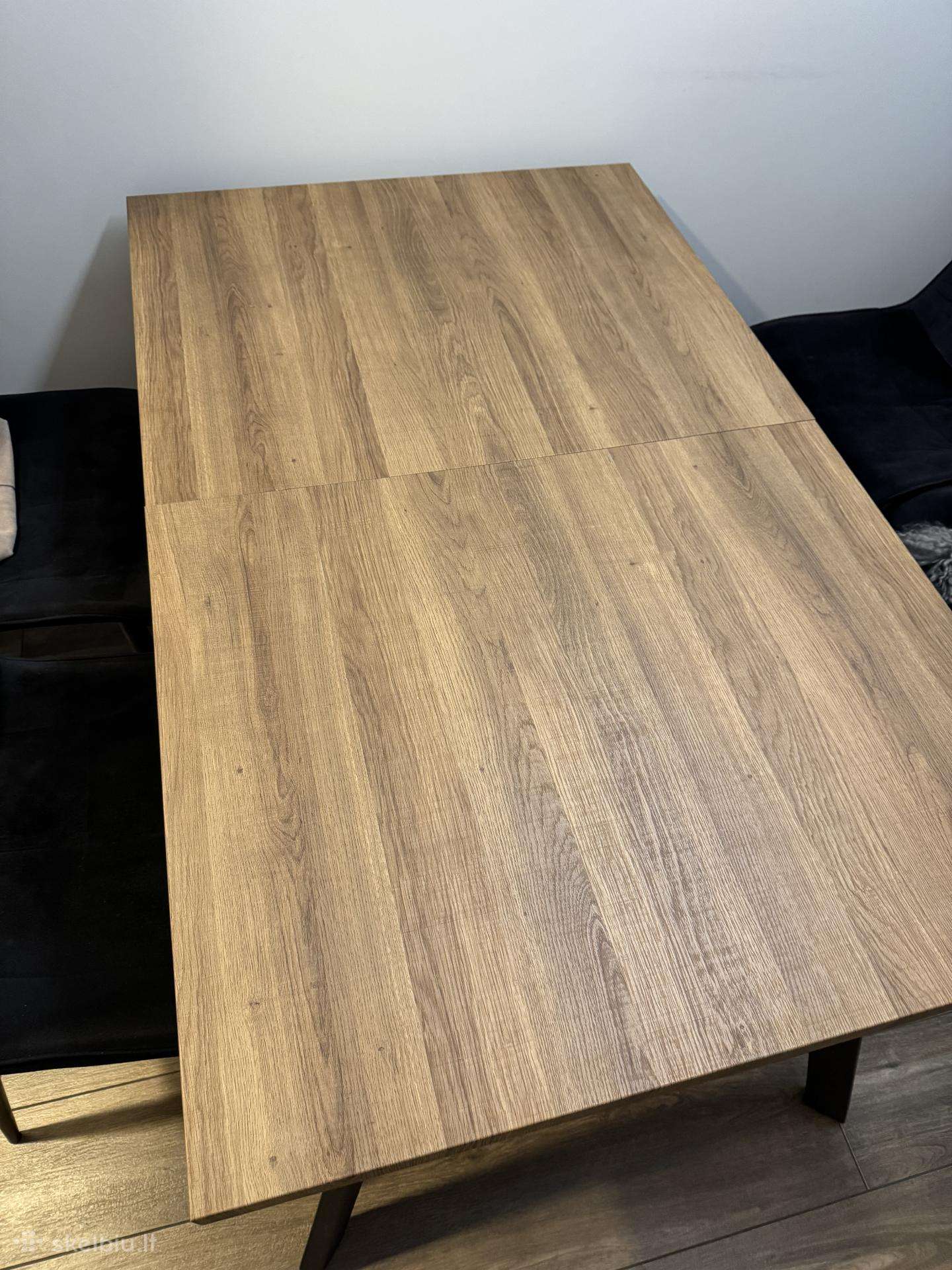 Išskleidžiamo stalo stalviršis su mechanizmu
