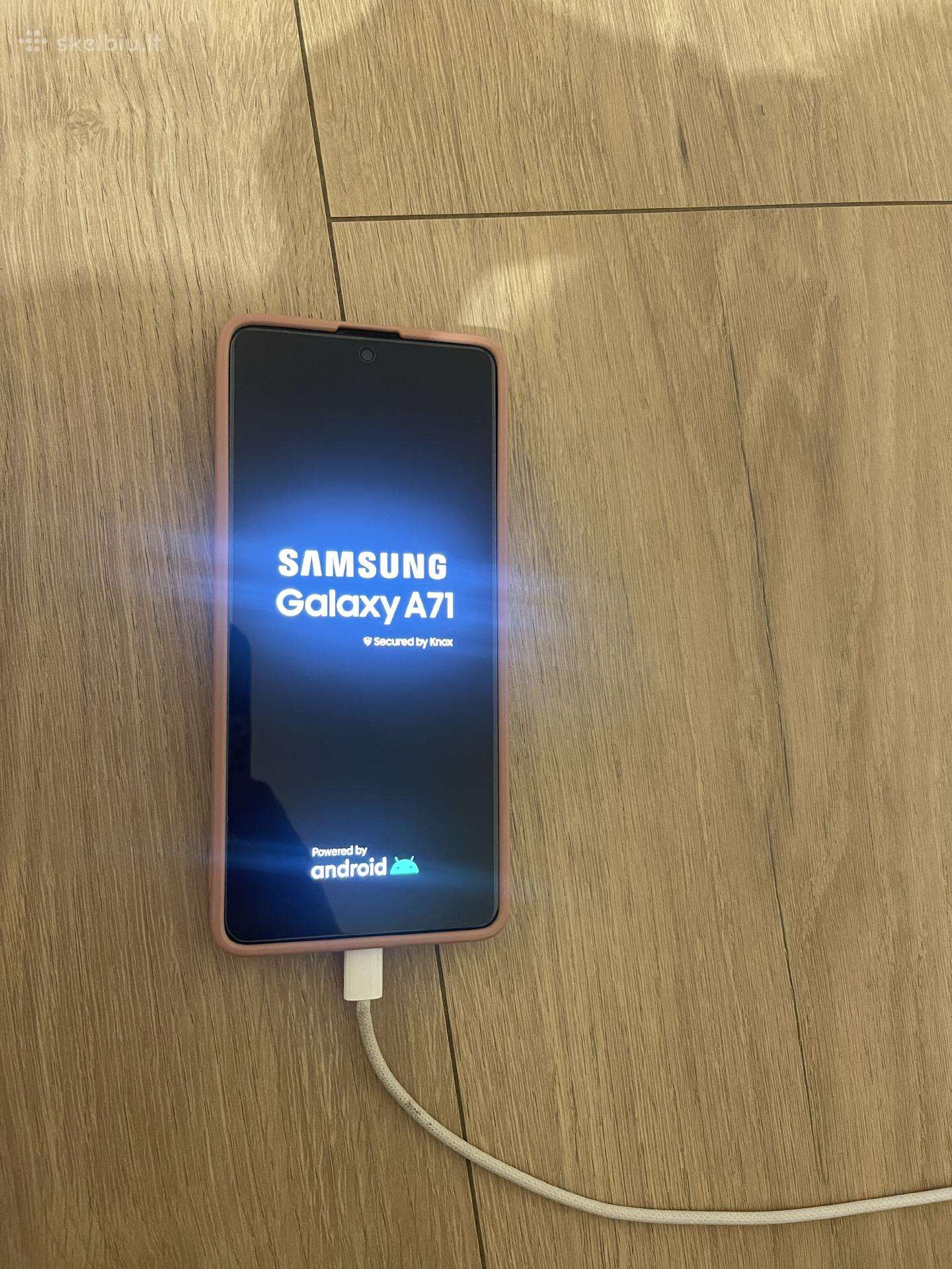 Samsung A71 su priedais