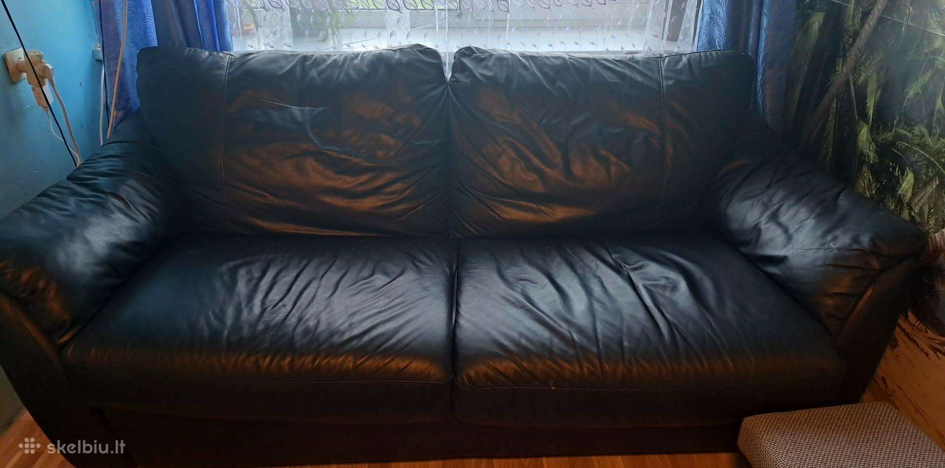 Parduodama odinė sofa-lova.