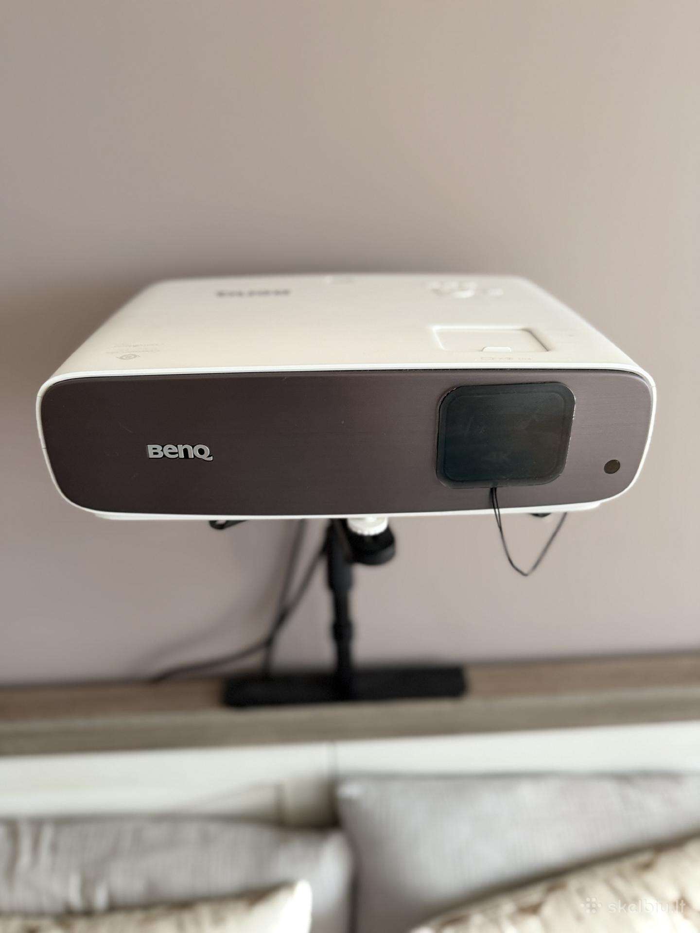 Benqw2700i projektorius ir ekranas Celexon