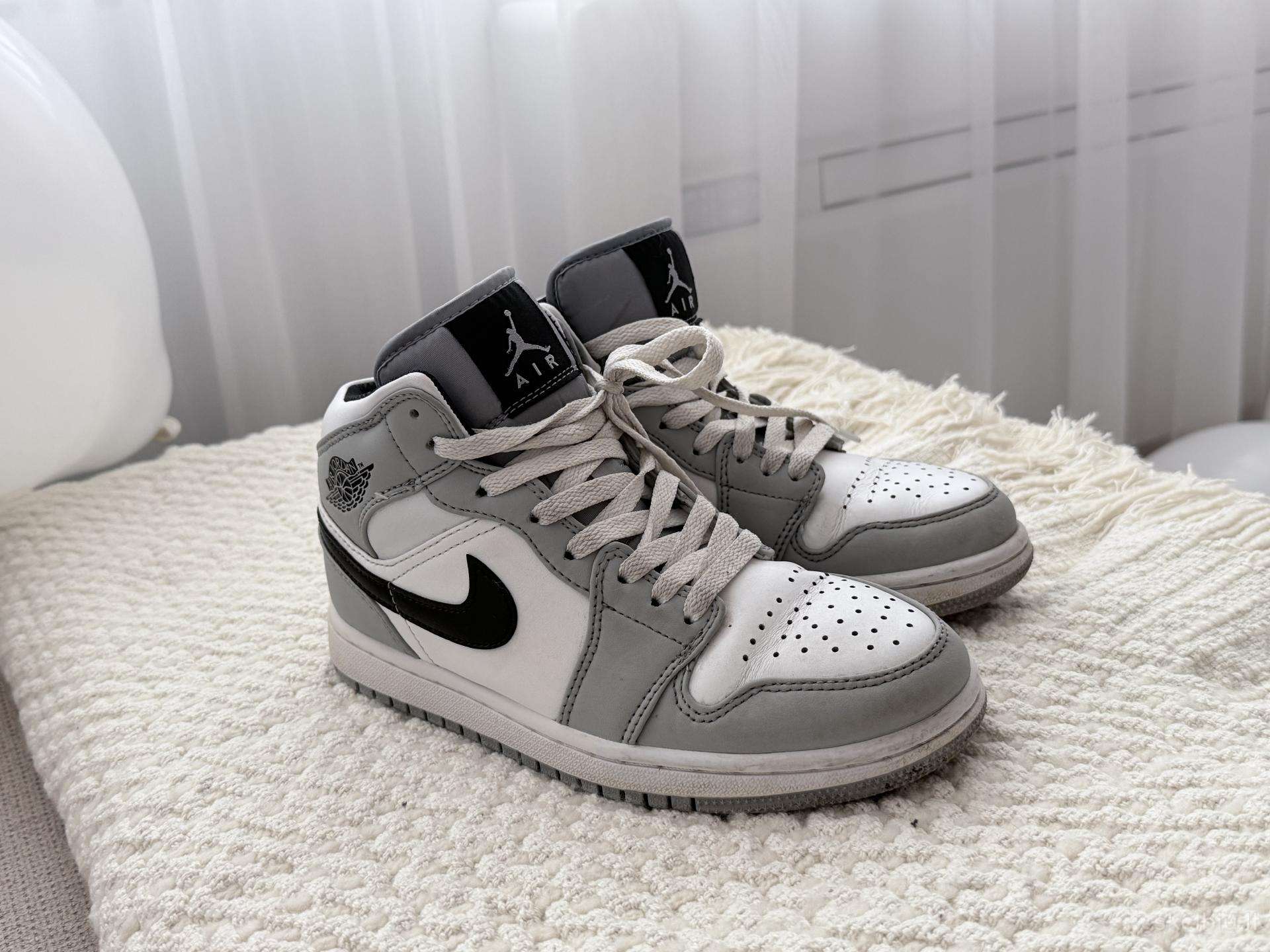 Jordan 1 mid light smoke grey colour