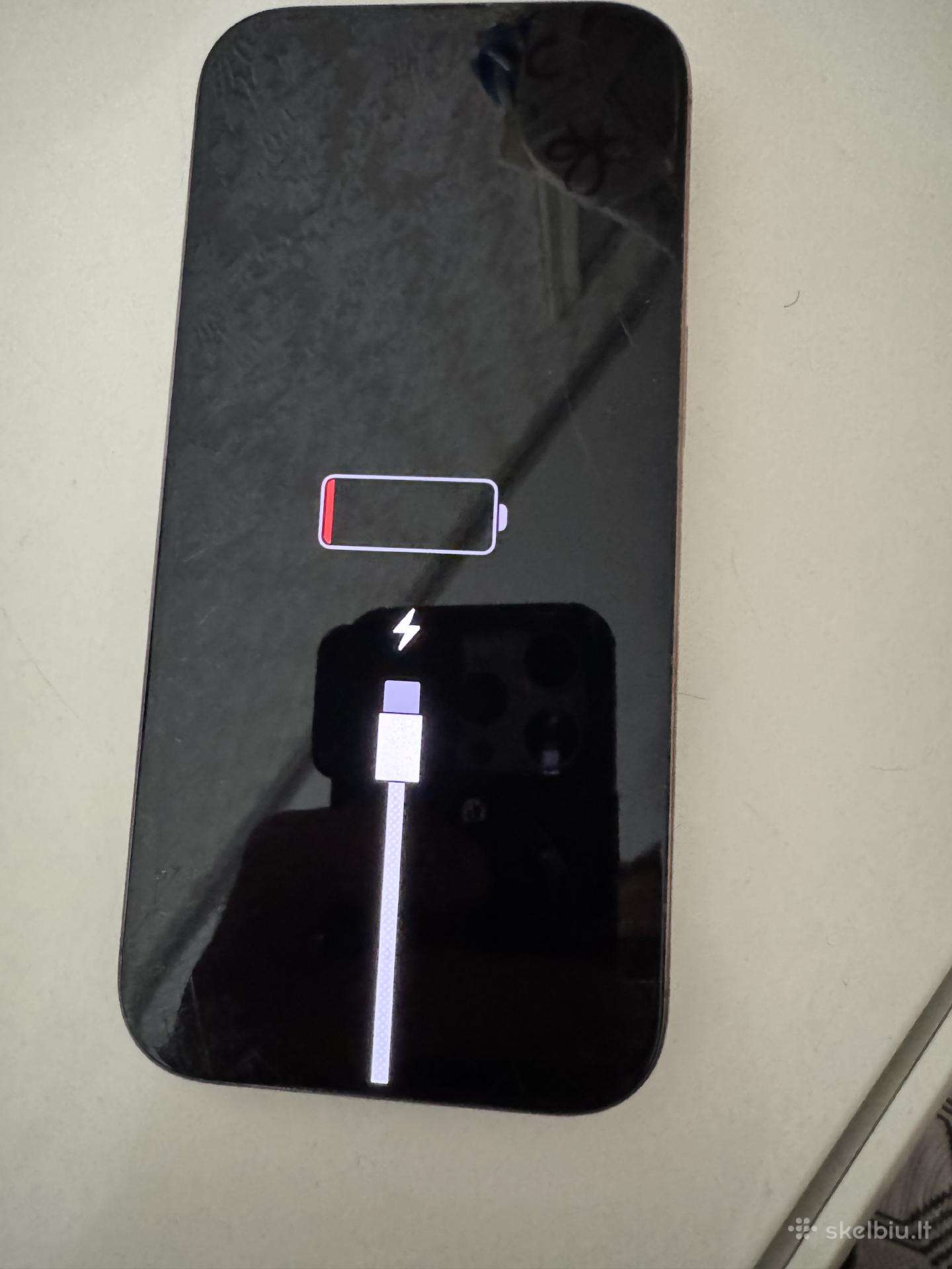 iPhone 16 pro auksinis, neįsijungia