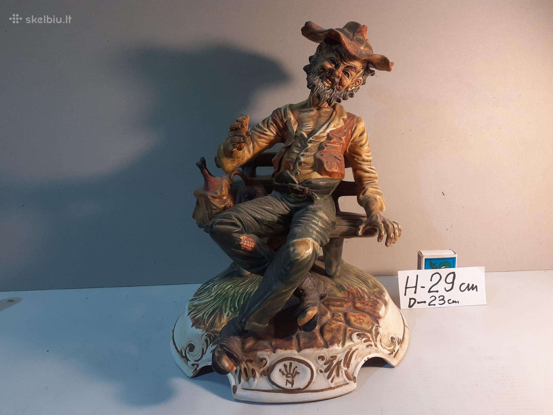 Capodimonte figūrėlė „Klajūnas ant suoliuko“