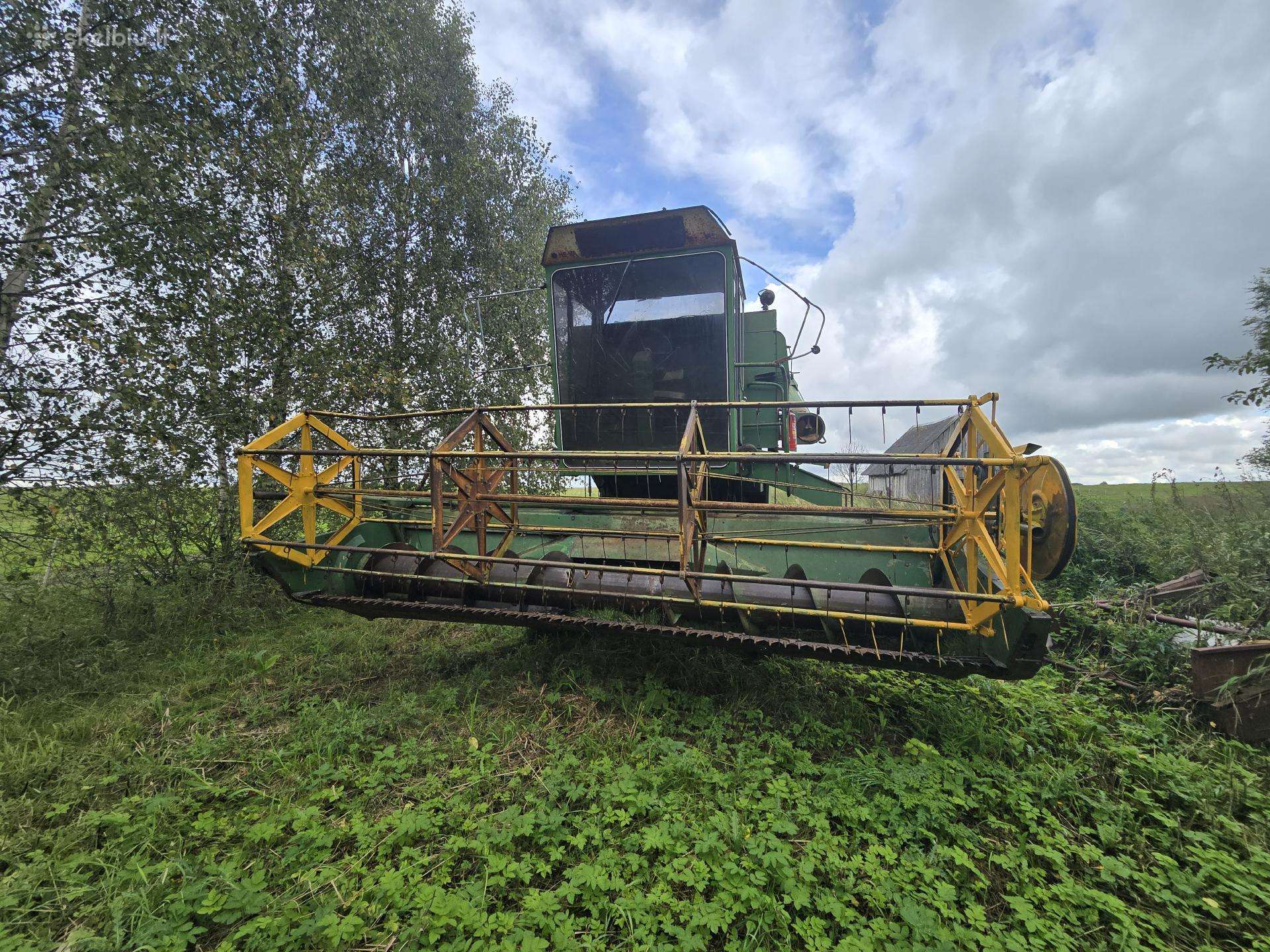 Parduodamas John Deere javų kombainas.