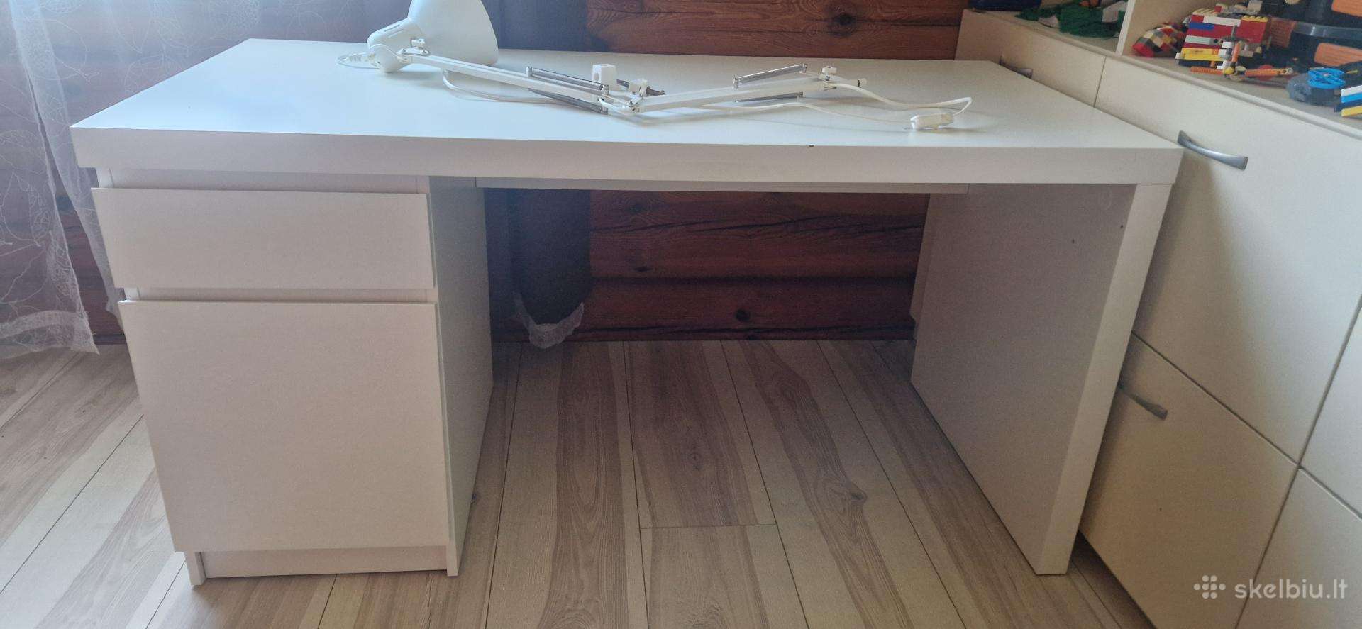 Ikea rasomasis stalas ir lempa
