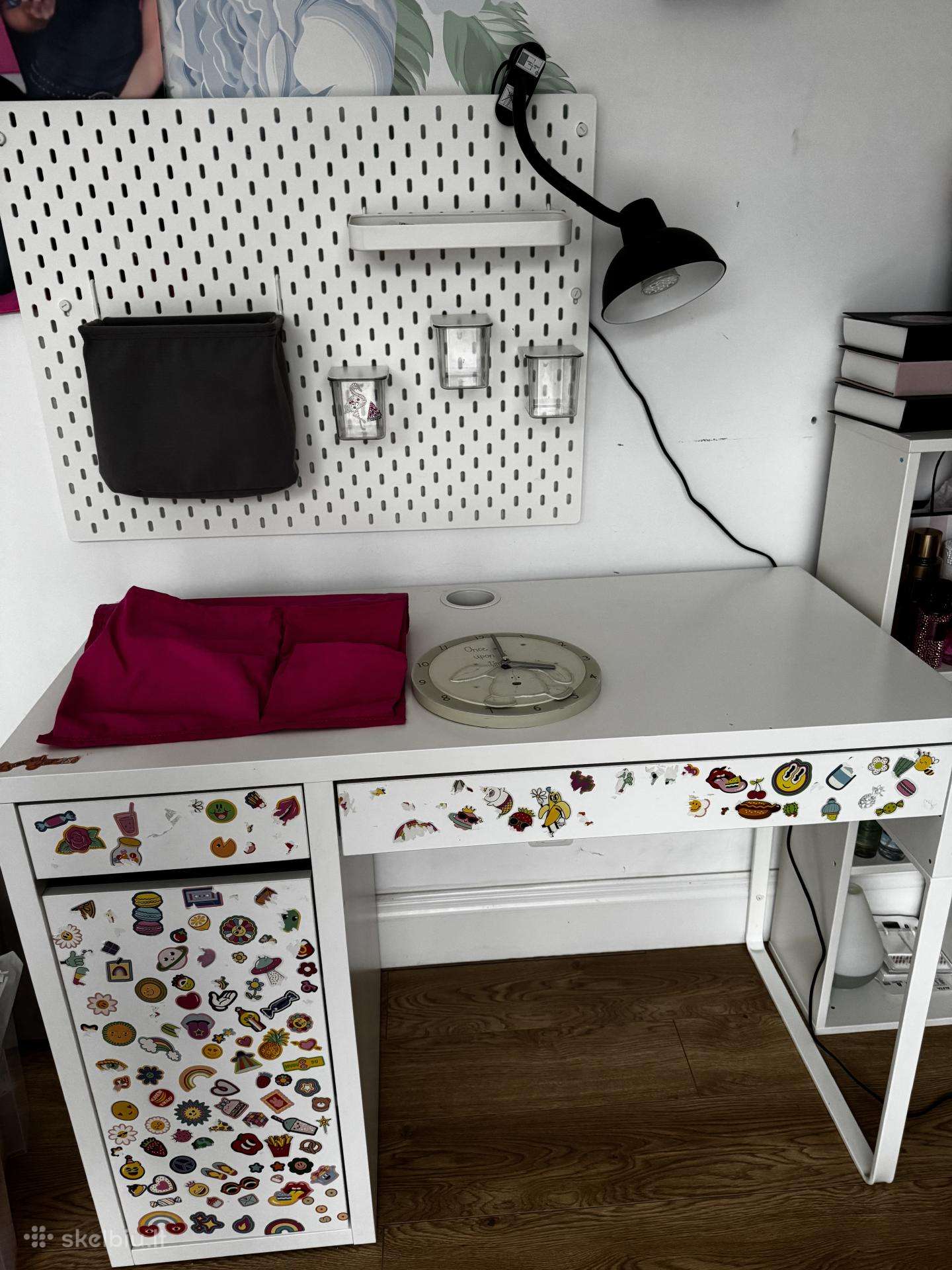 Dovanojame Ikea rašomąjį stalą su lentyna ir kėde