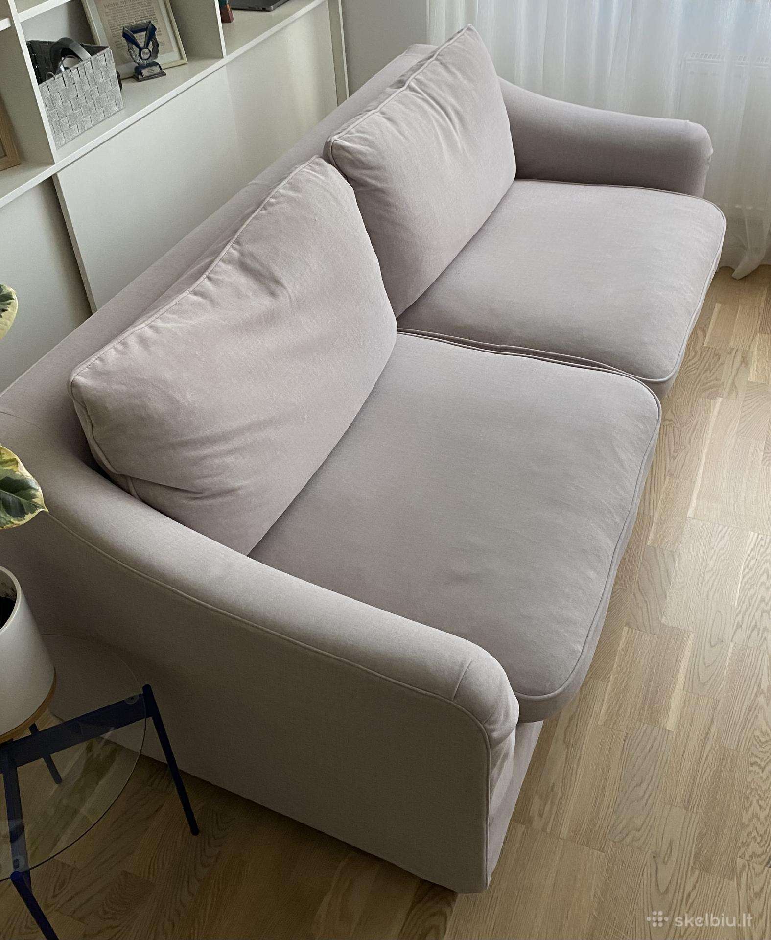 Sofa-lova su pūkinėmis pagalvėmis