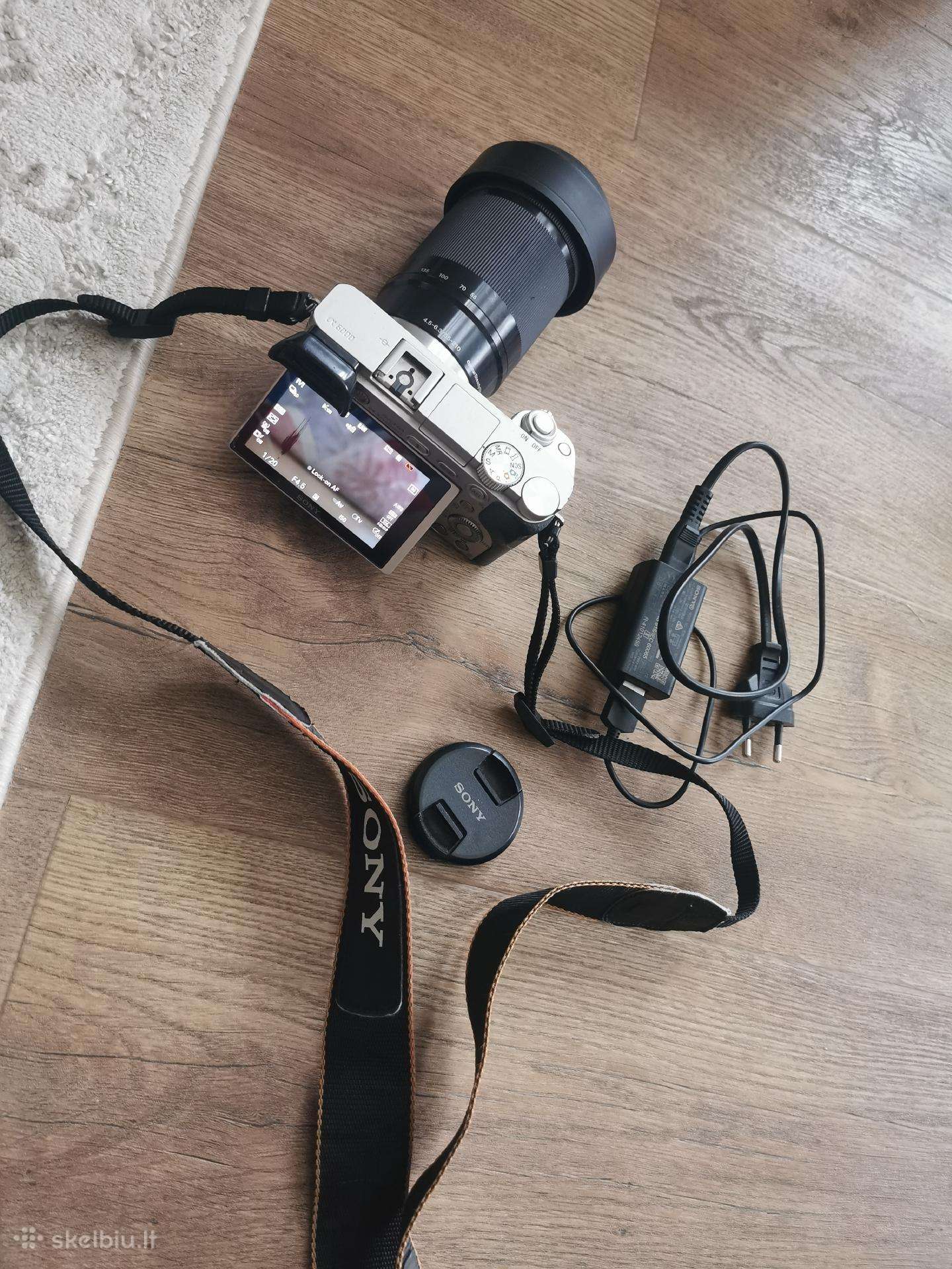 Sidabrinis Sony a6000 su objektyvu