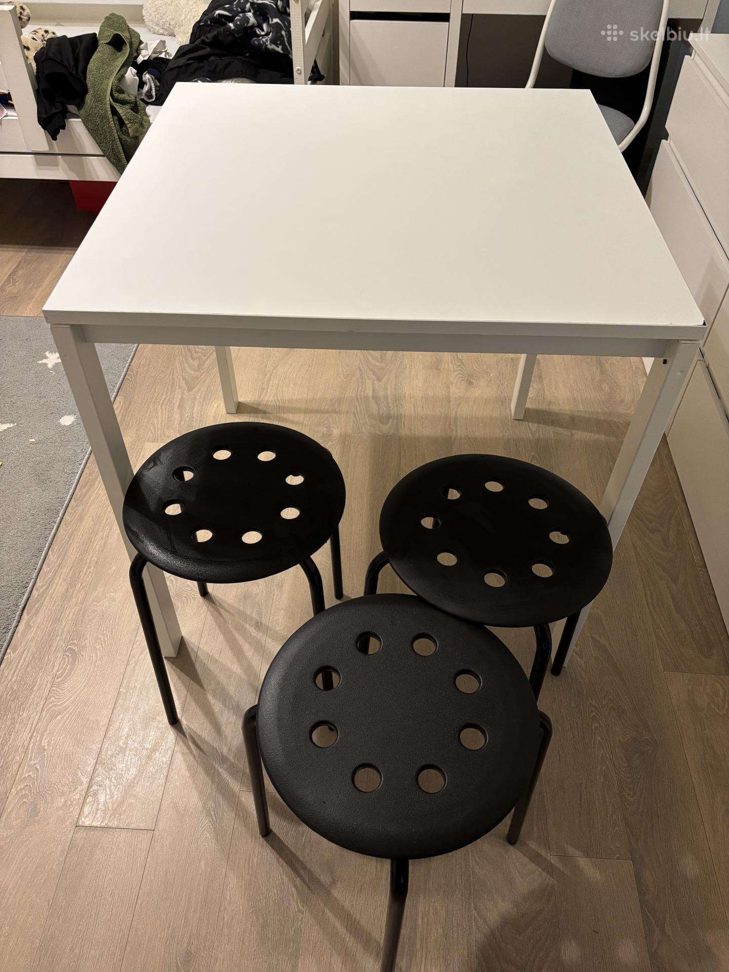 Ikea stałas ir trys kedes