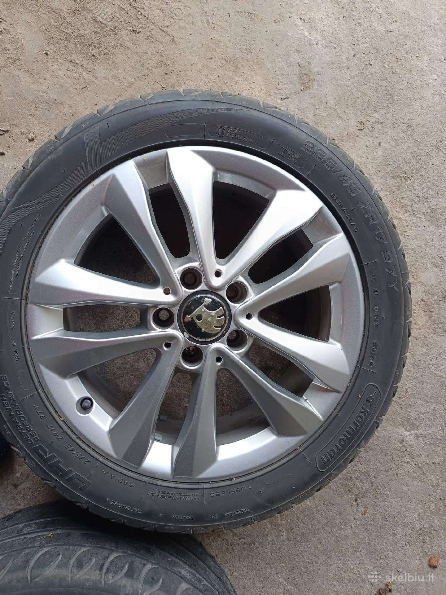 Padangos su ratlankiais 235/45 R17. Padangos