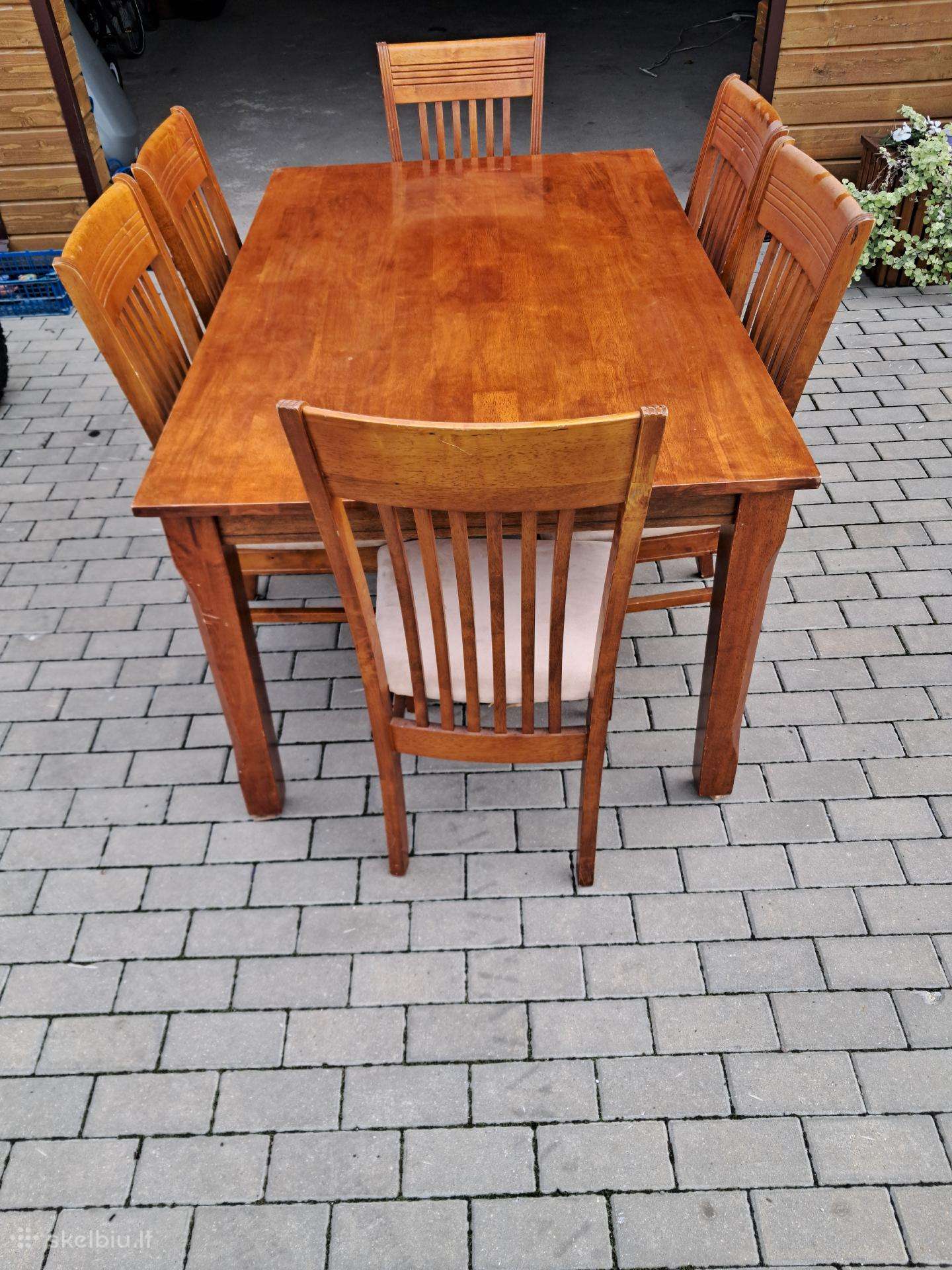 Valgomojo stalas su kėdėmis
