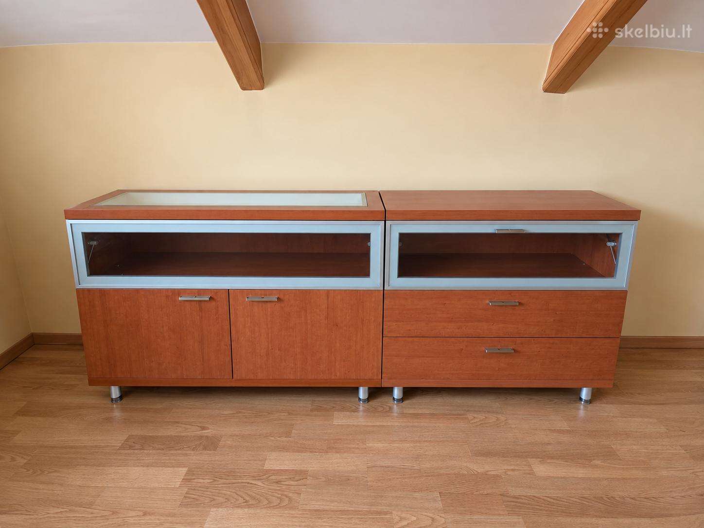 2 vitrininės komodos