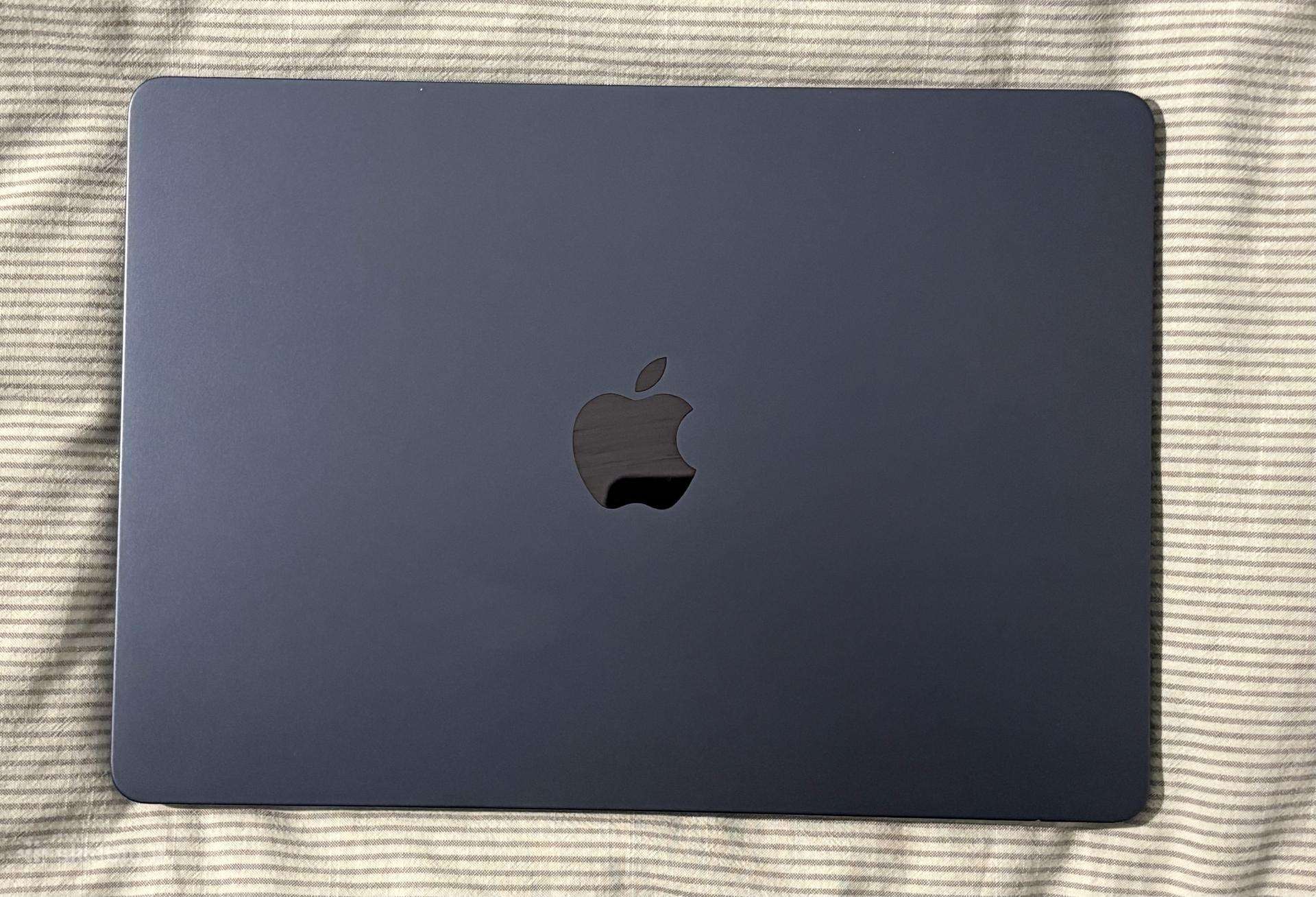 MacBook Air 13 M3 2024 8gb / 512gb, baterija 100%