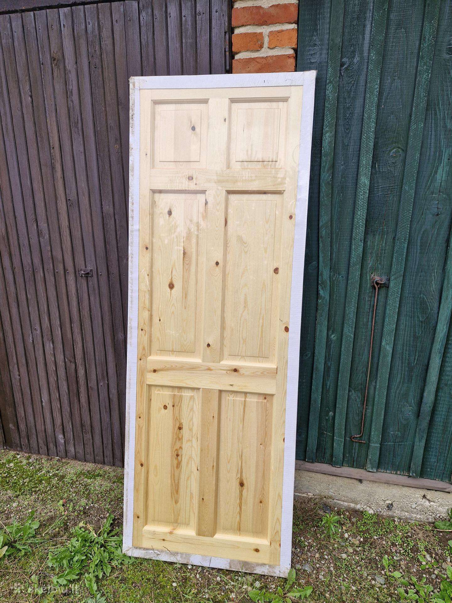 Pušinė durų varčia