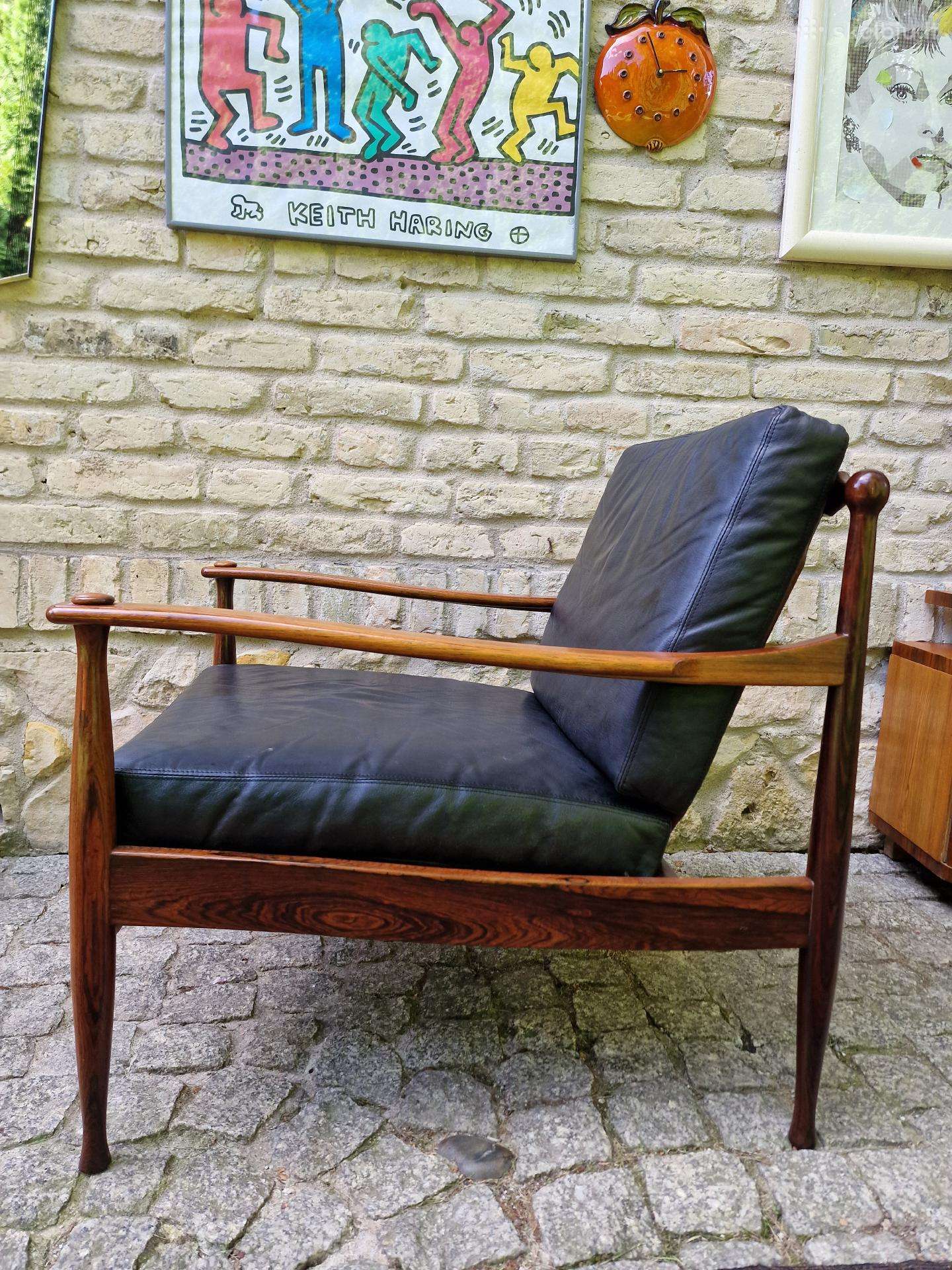 Vintažinis mid century palisandro masyvo fotelis