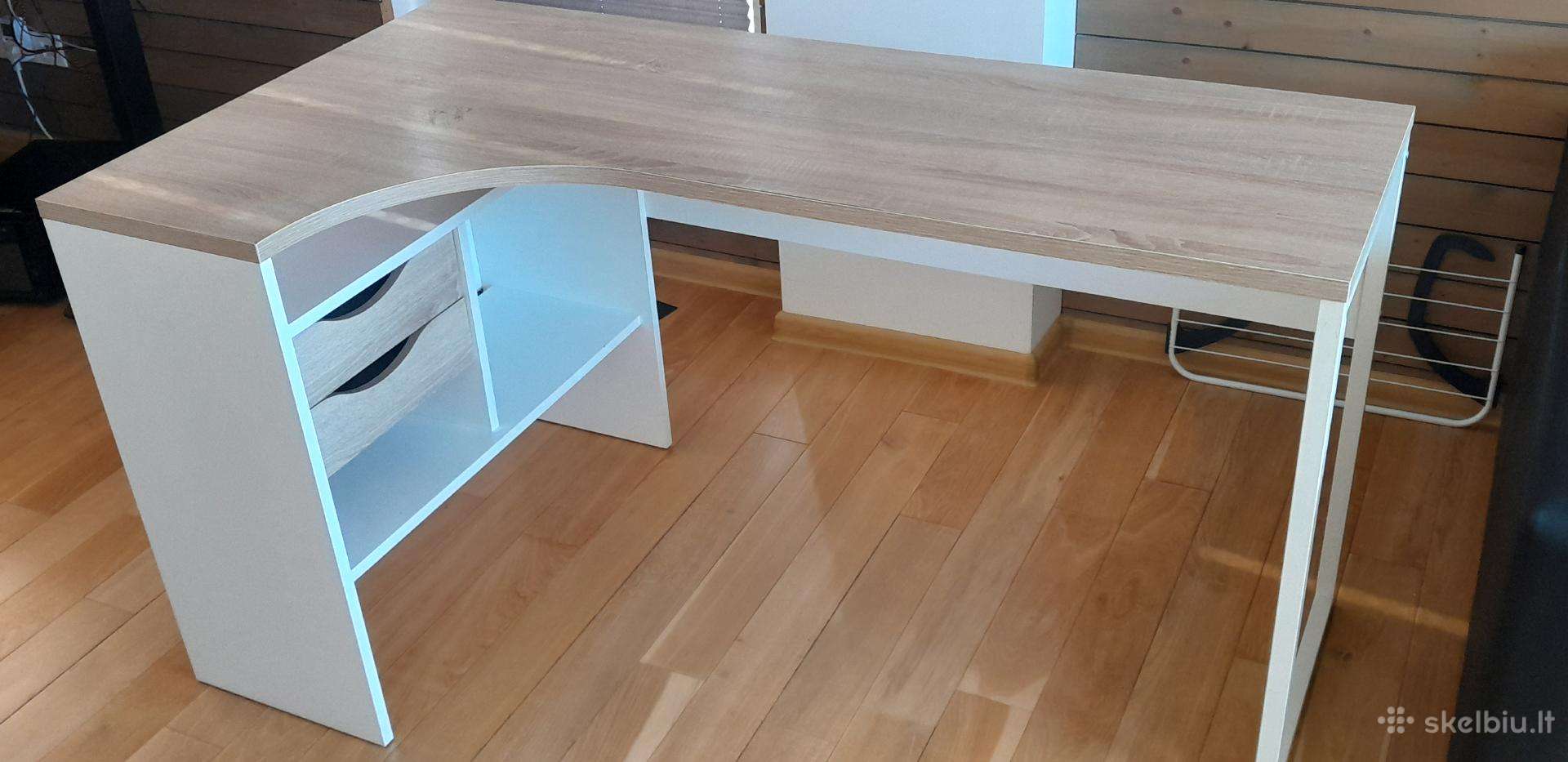 Kampinis rašomasis stalas