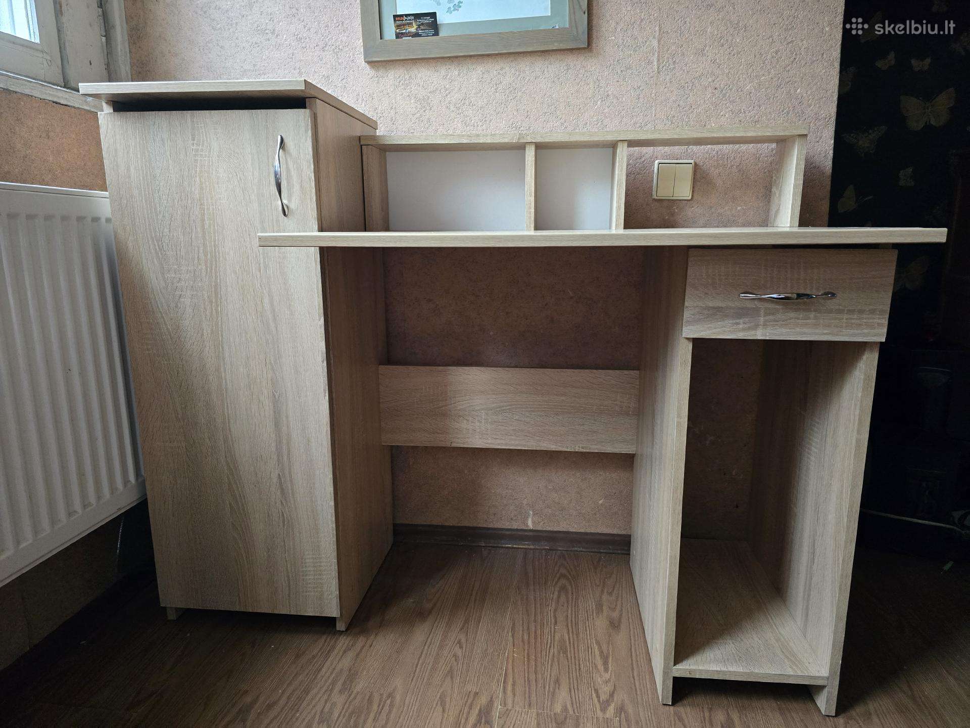 Rašomasis stalas su spintel;e