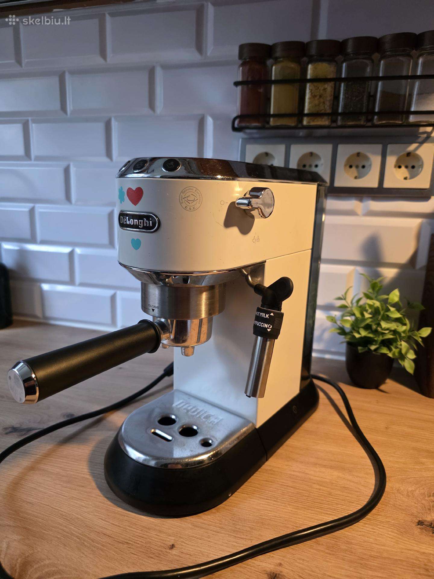 Pusiau automatinis kavos aparatas Delonghi
