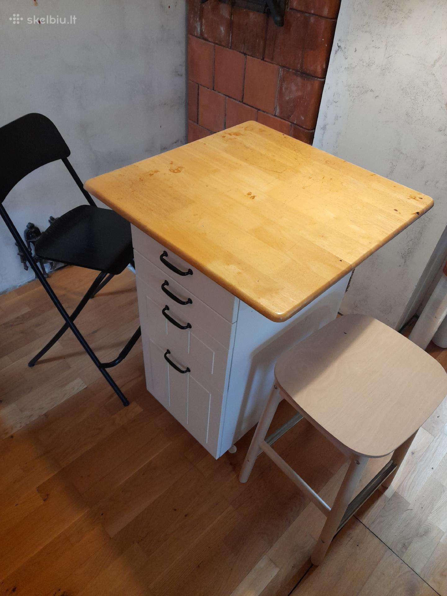 Virtuvės stalas, stalčiai, kėdės