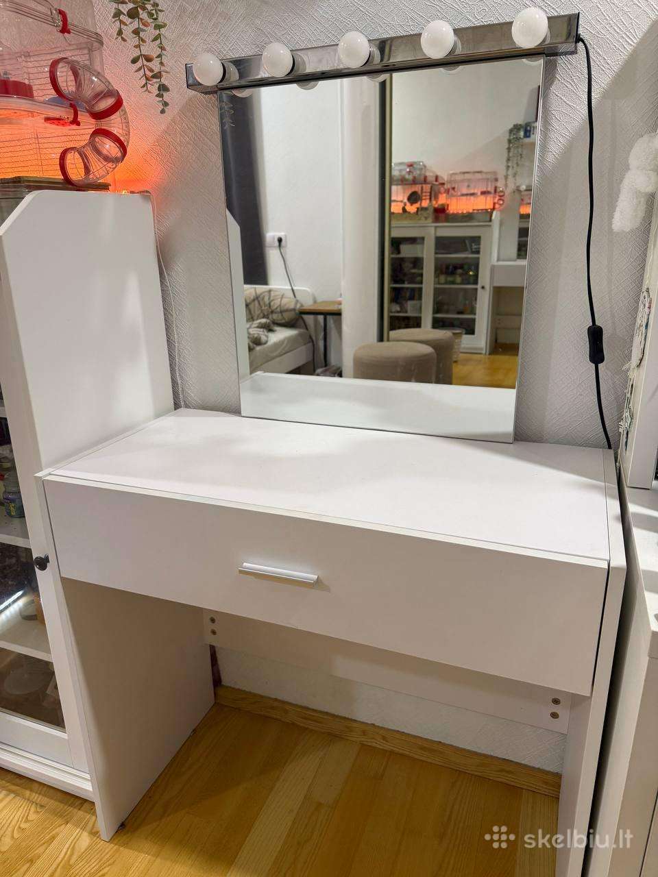 Ikea kosmetinis staliukas