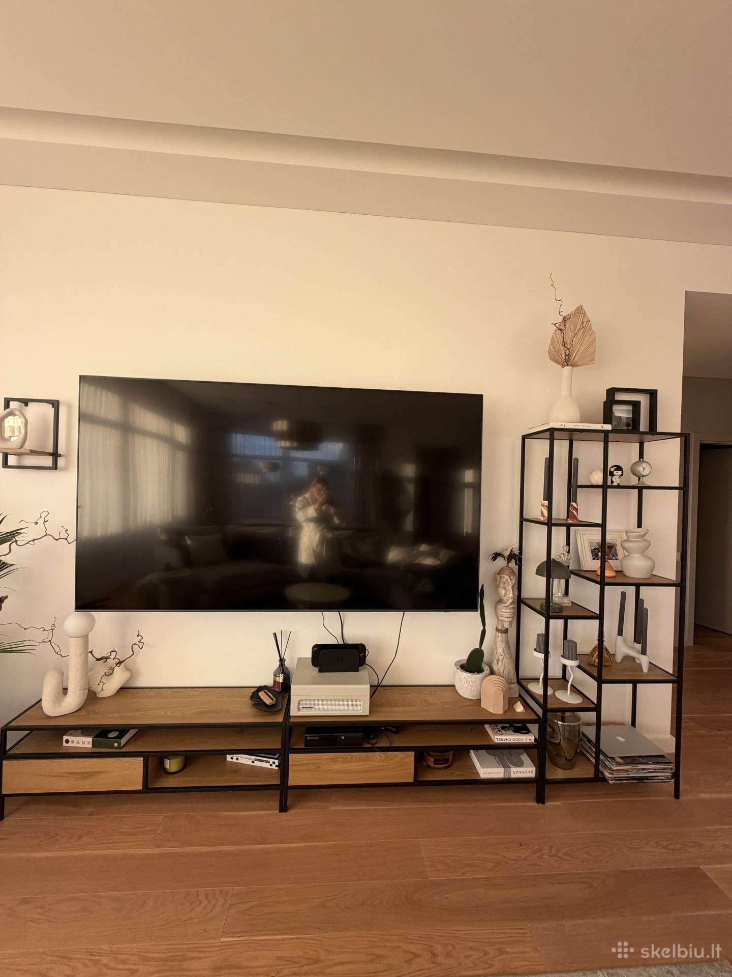 TV staliukas ir lentyna