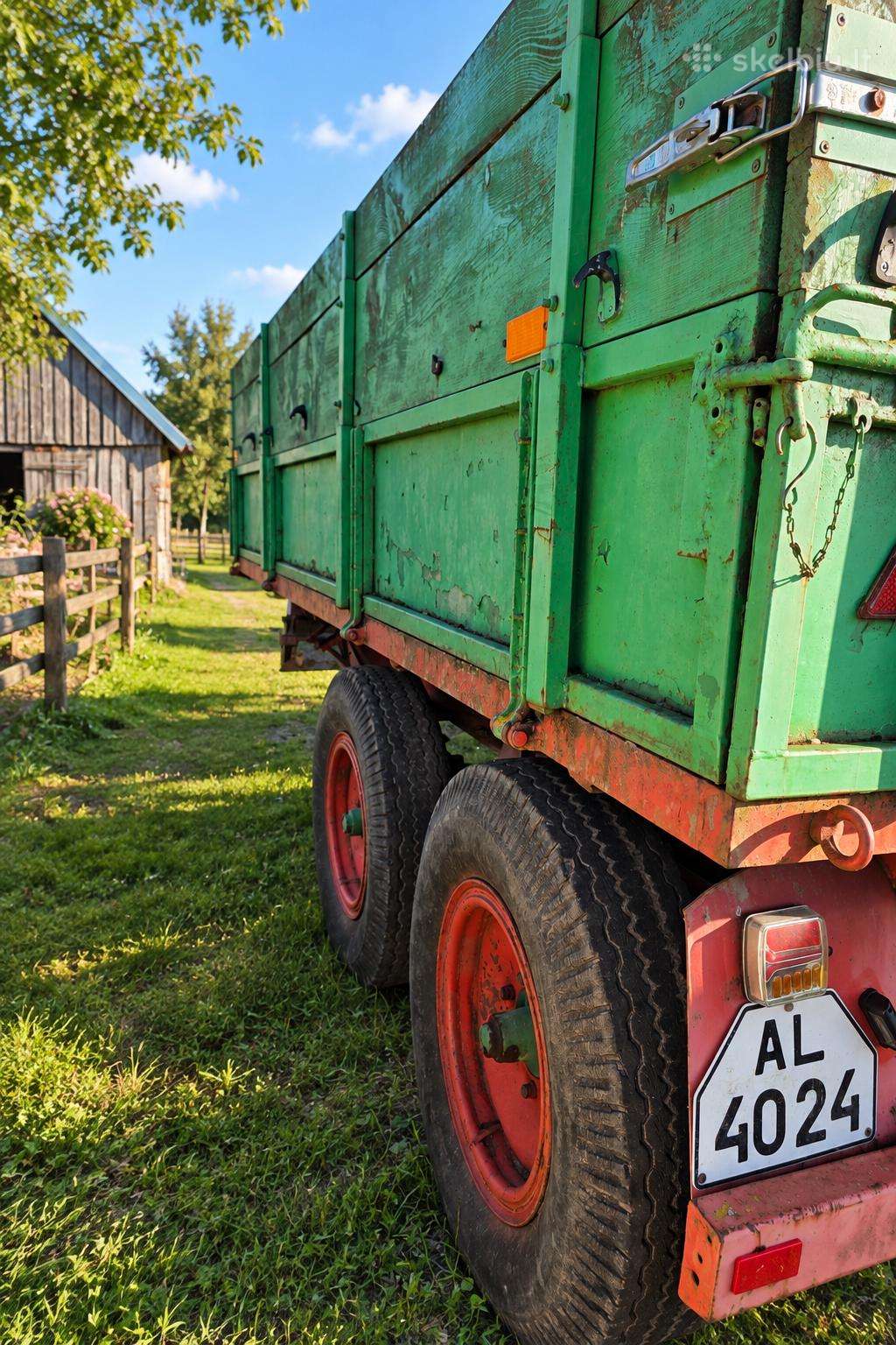 Krone puspriekabė