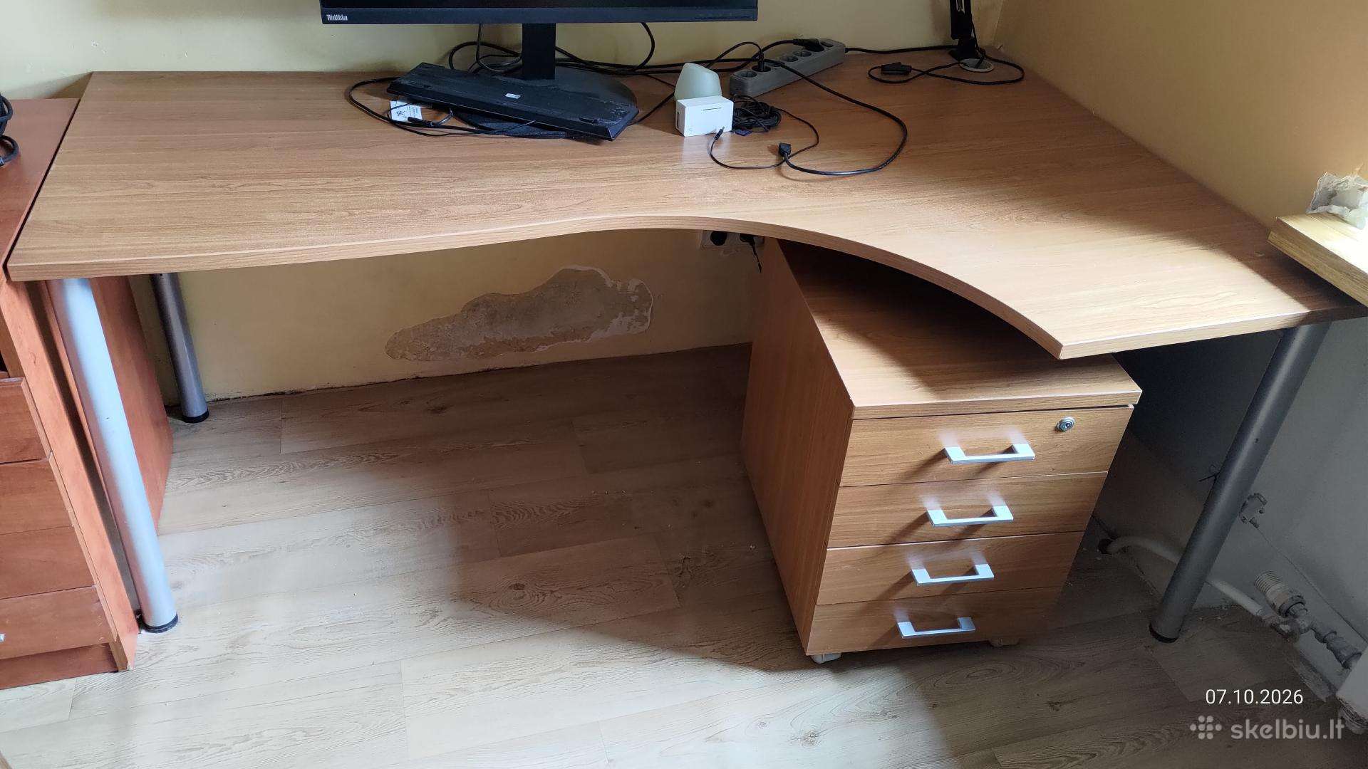 Kampinis rašomasis stalas su stalčių bloku