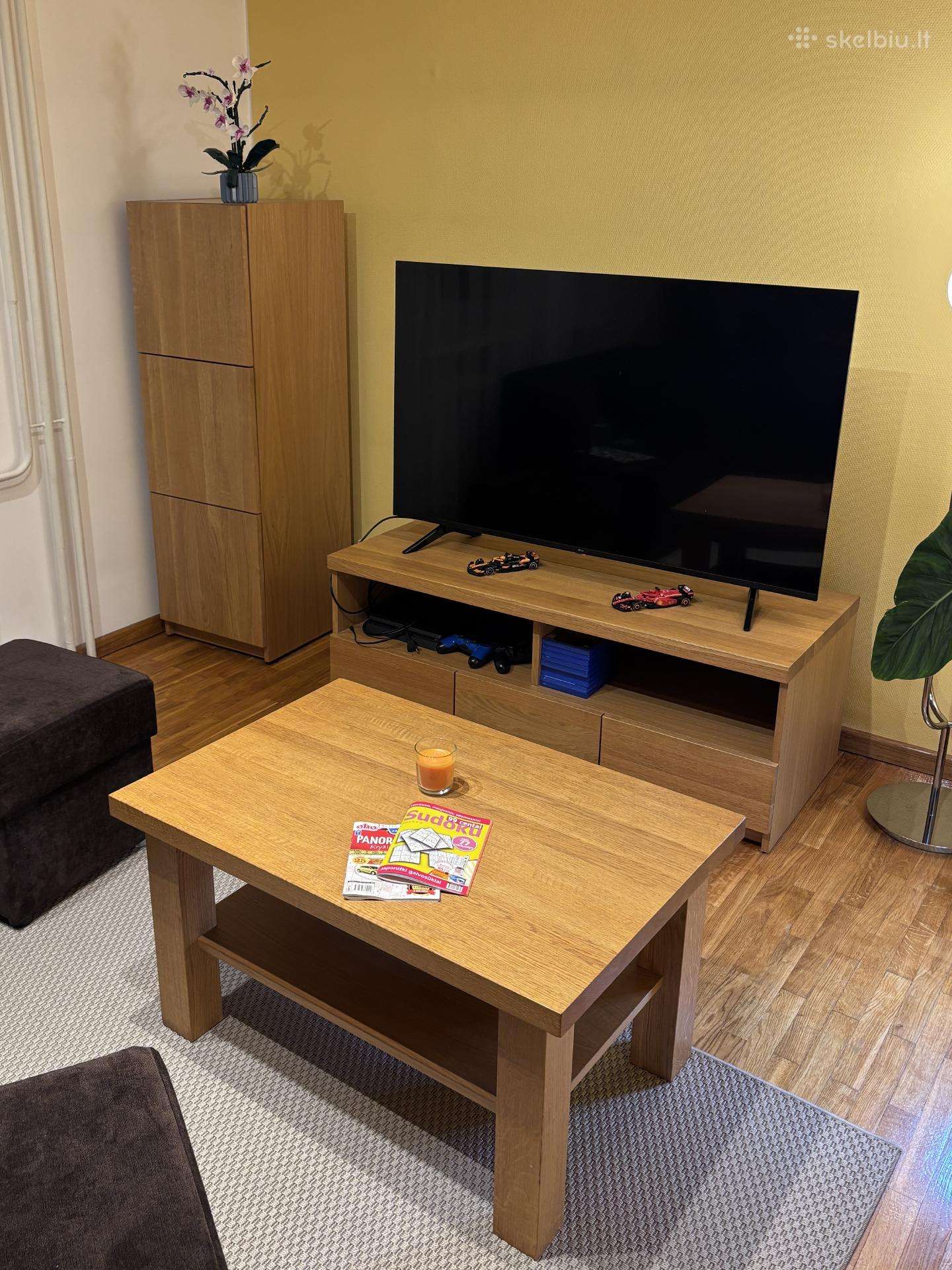 Ąžuolo spalvos svetainės baldų komplektas