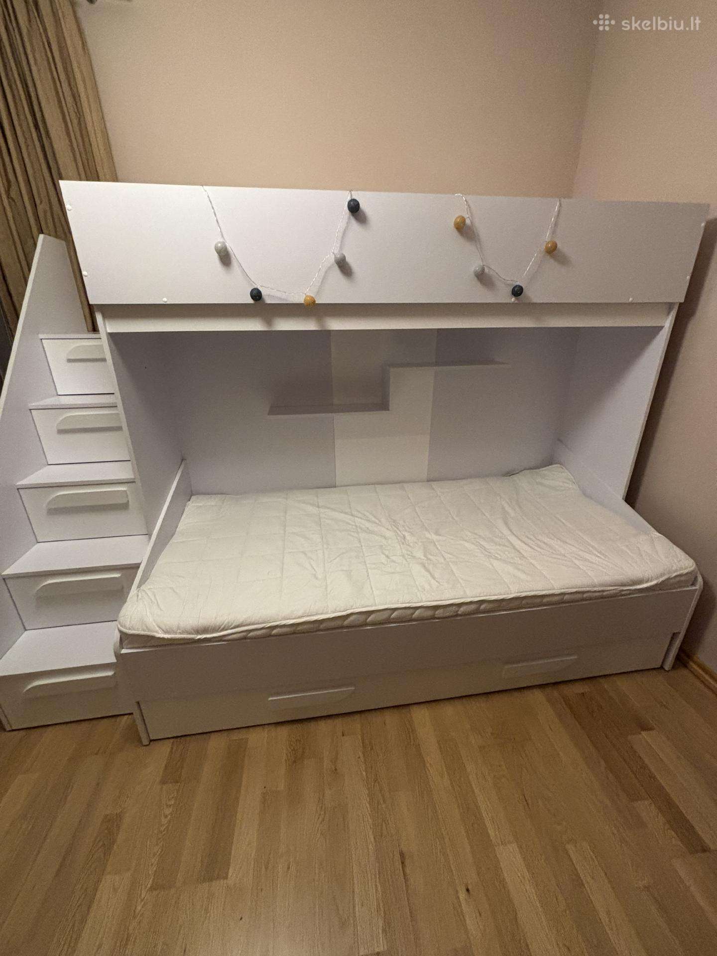 Dviaukštė lova su laipteliais