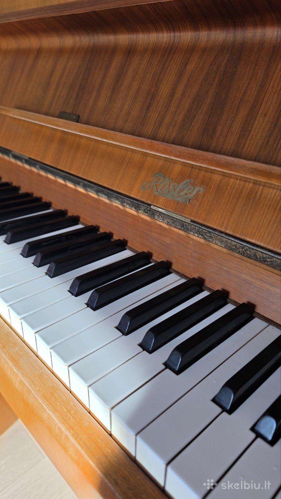 Čekiškas akustinis pianinas Rösler (Petrof gamyba)
