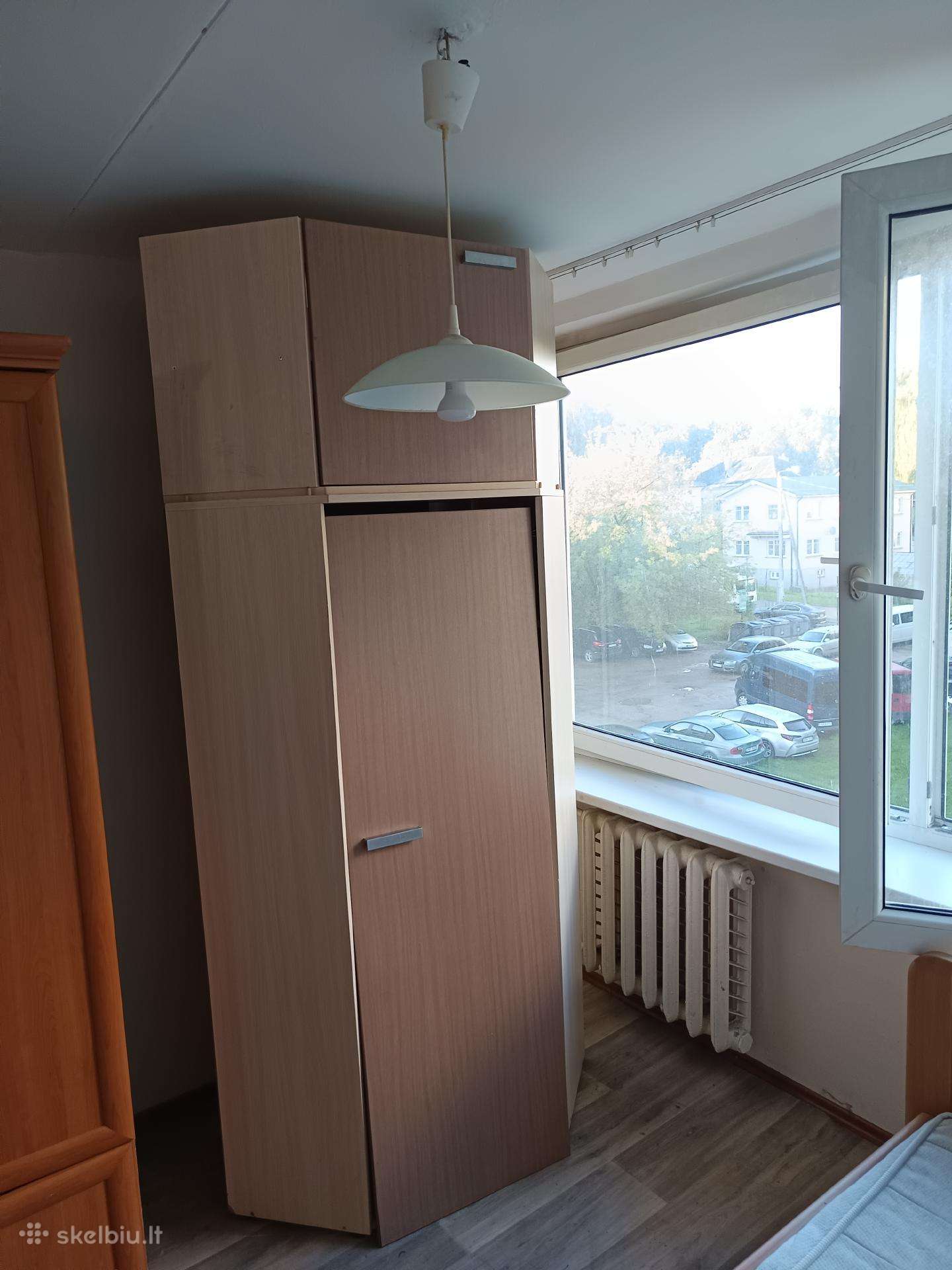 Atiduodama kampinę spinta su atrėsole