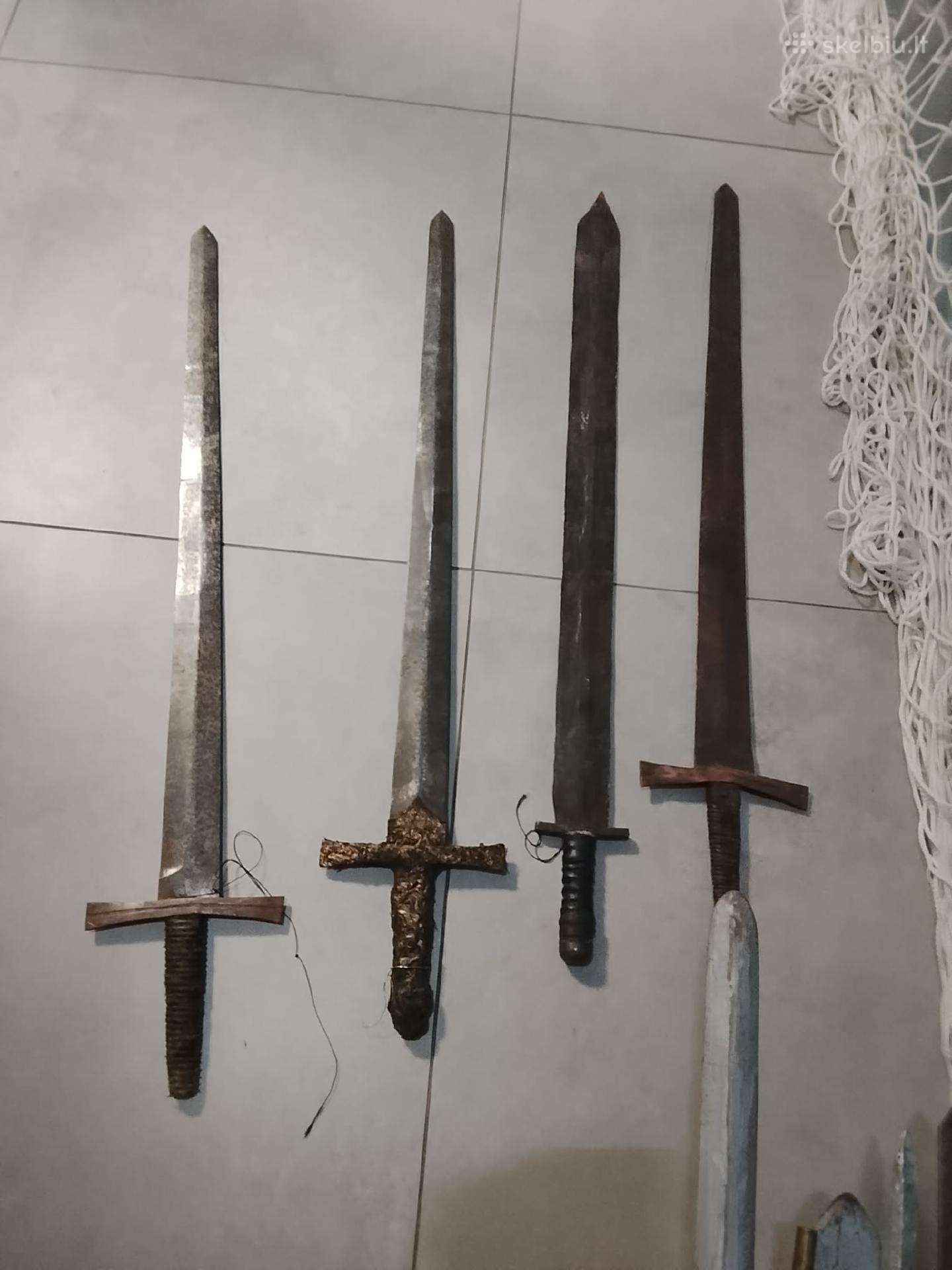 8 kardai, salmai, skydai ir kita