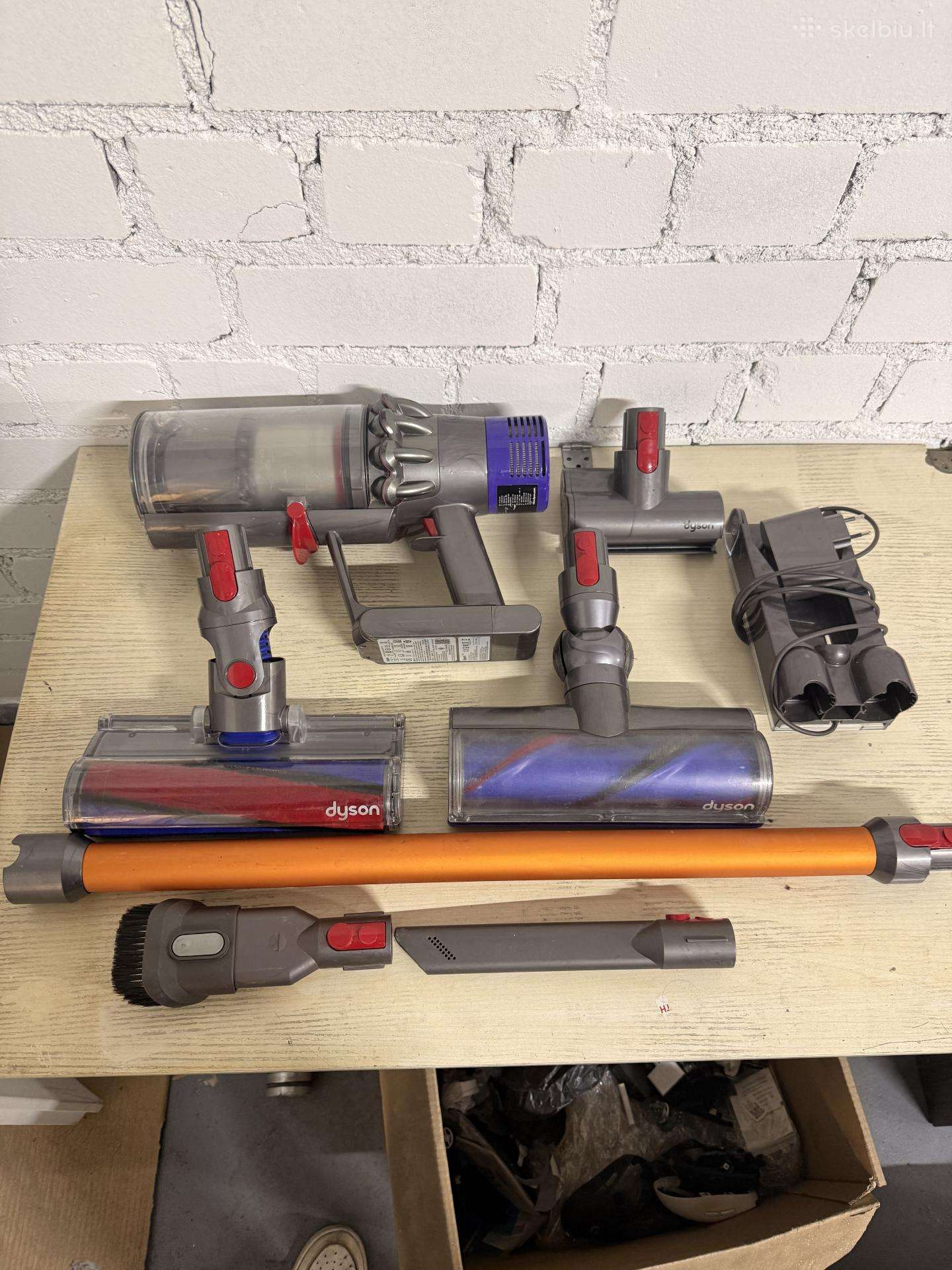 Dyson V10 belaidis dulkių siurblys + priedai