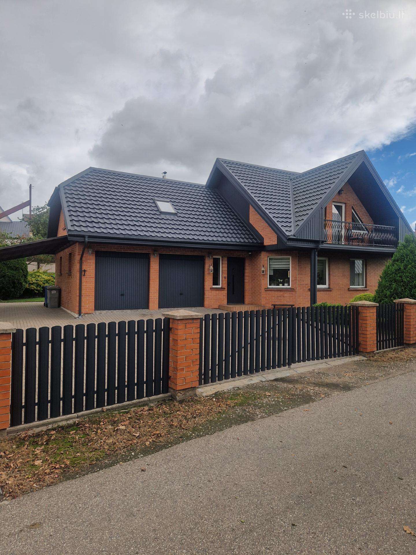 Namas miesto centre prie upės