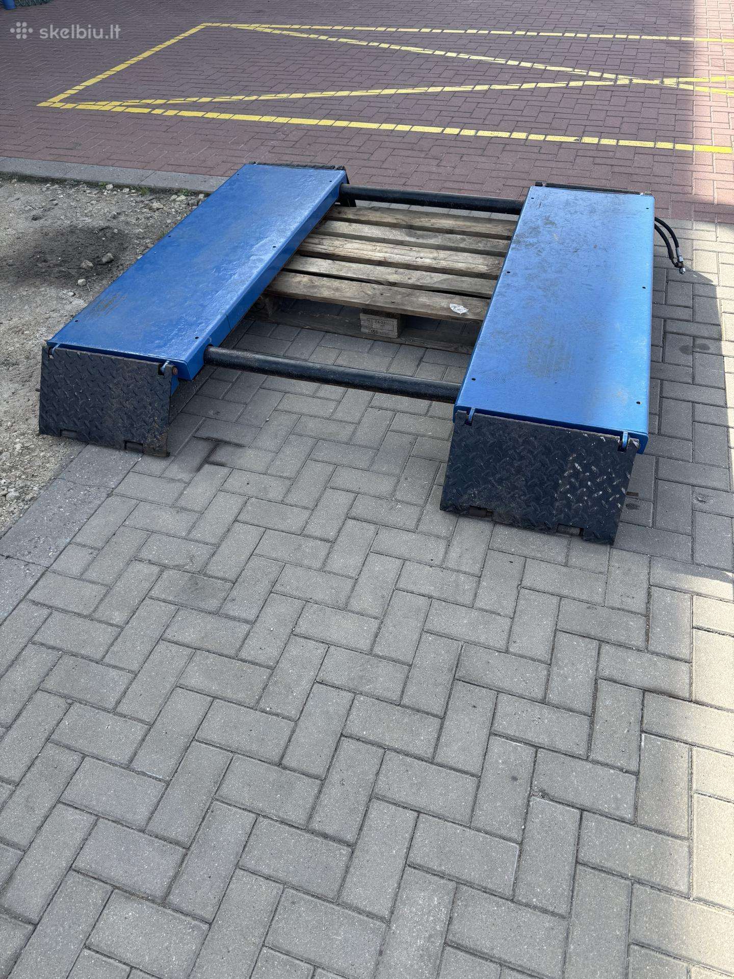 Parduodamas lengvūjų automobilių keltuvas