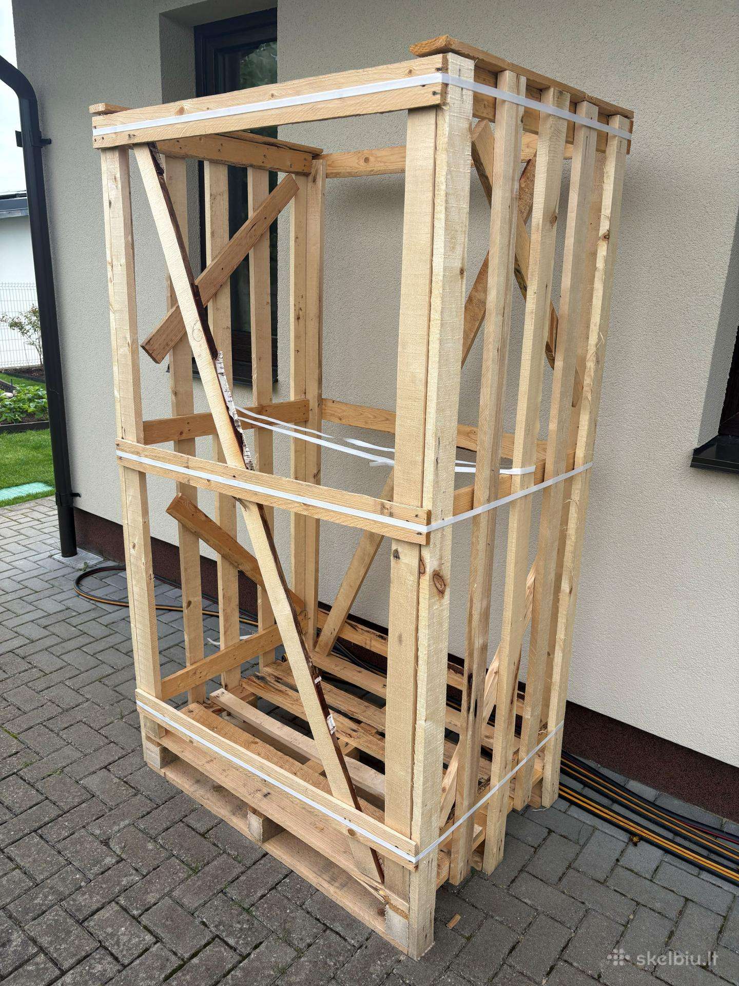 Dovanoju malkų transportavimo paletė