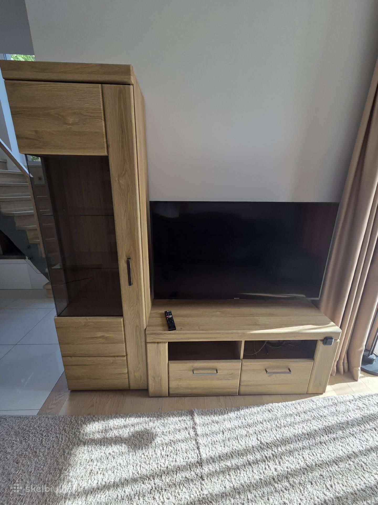 TV spintele ir spinta.