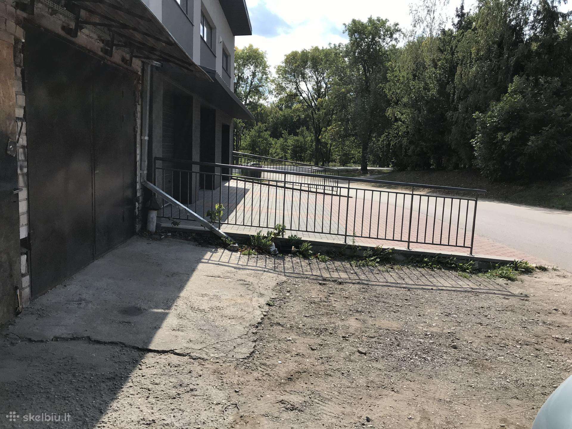 Išnuomojamas tvarkingas, dvivietis garažas.