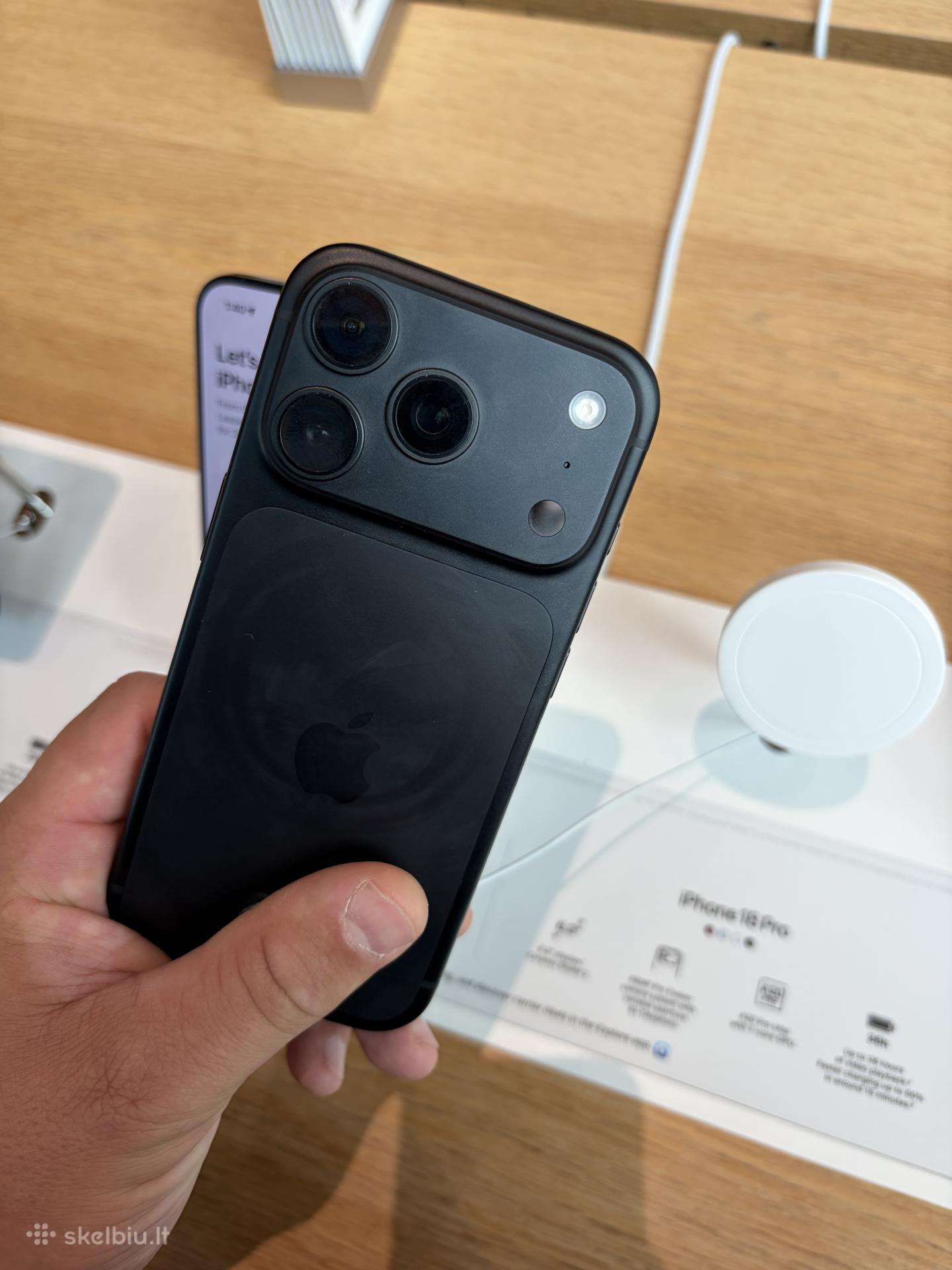 iPhone 18 pro black 256 GB