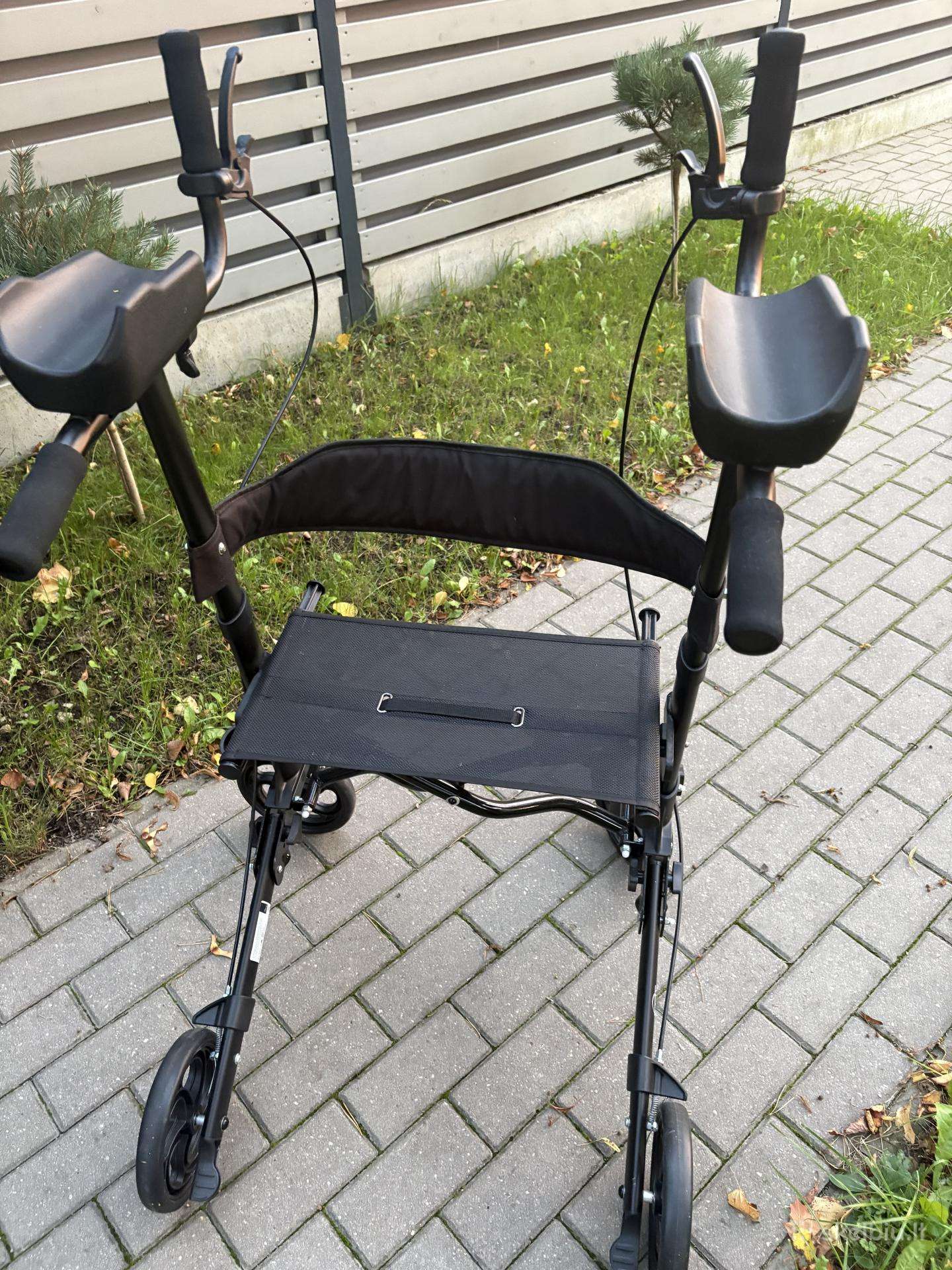 Lauko vaikštynė su dilbių atramomis