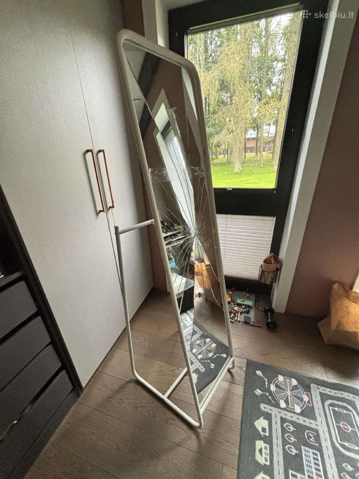 Sudužęs Ikea veidrodis - kabykla