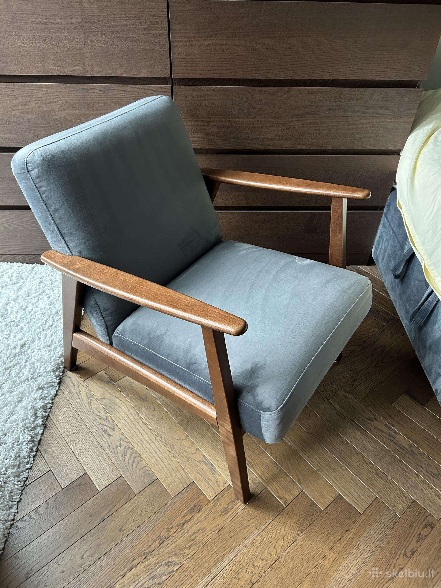 Pilko aksomo Ikea fotelis idealus